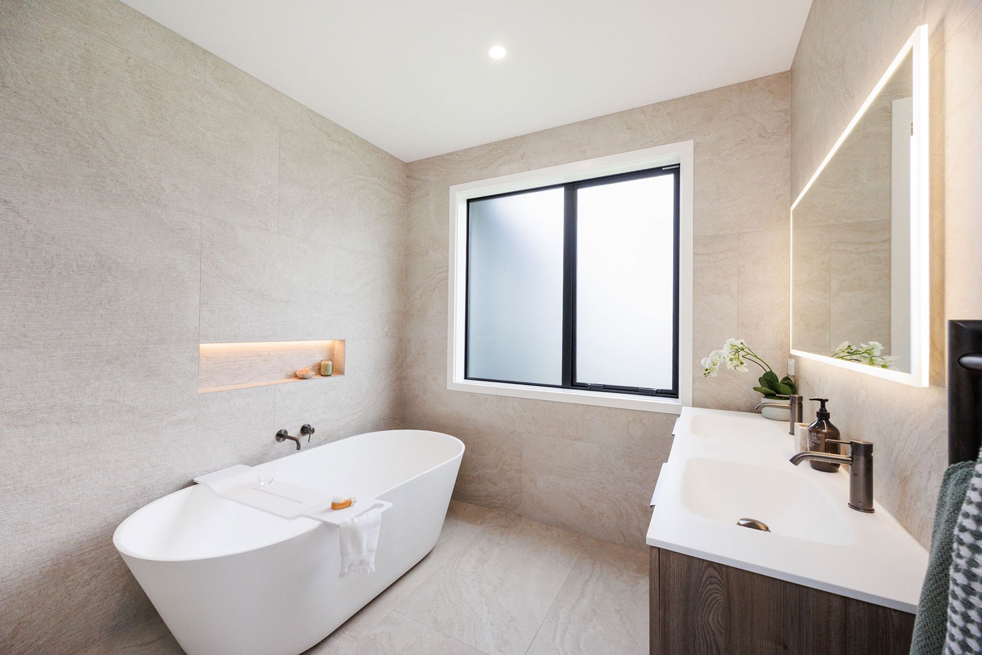 ManawatuZanderbathroomtub.jpg