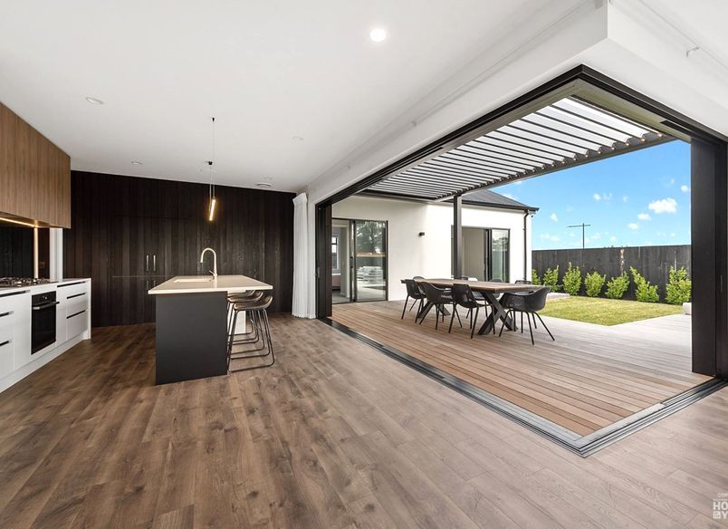 Indoor-Outdoor flow.