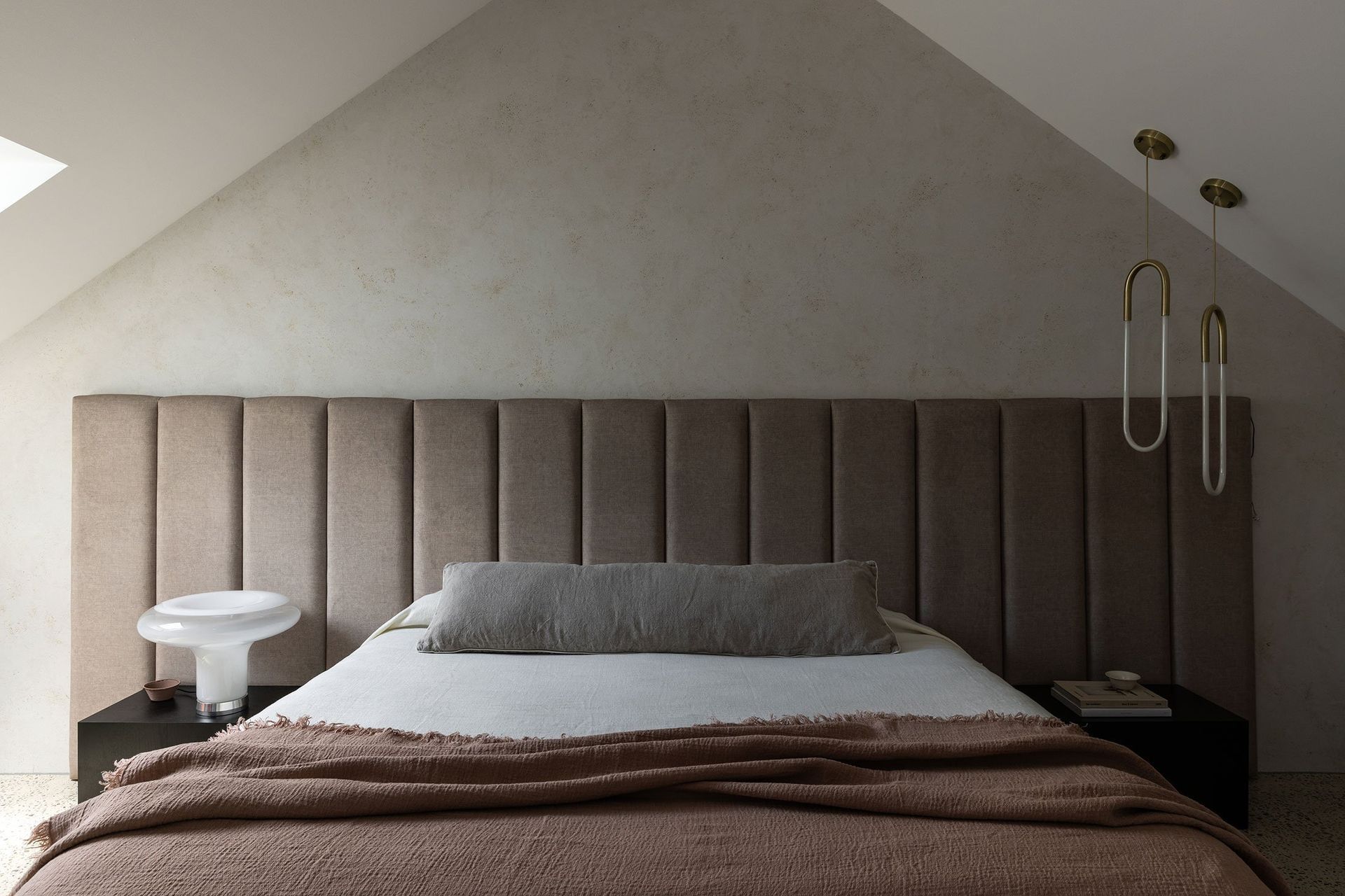 NorthSydney-northshore-interiordesign-mastersuitebedroom-linenbedhead-studiobelle-luxuryhomes.jpg