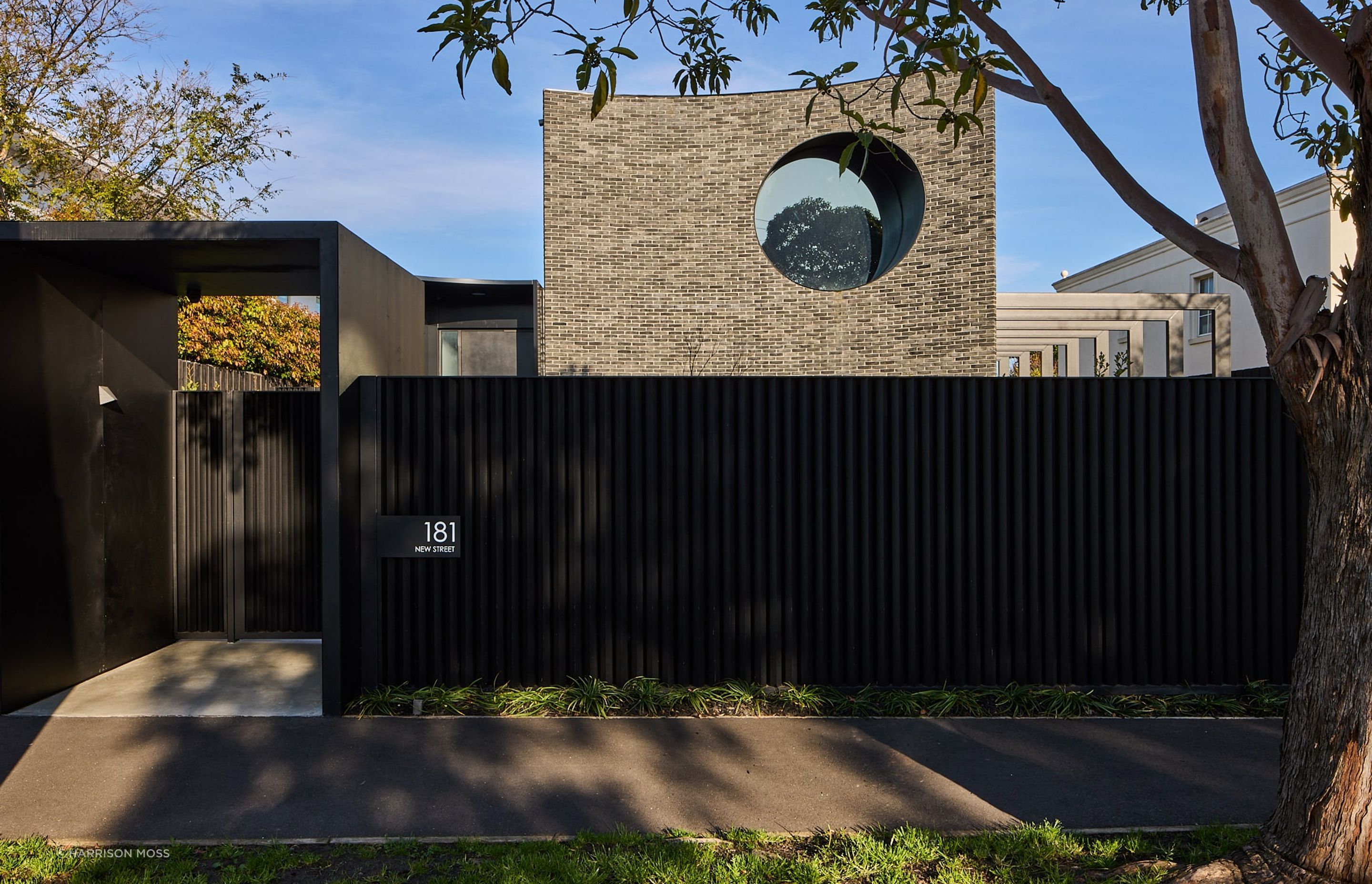 Petersen-D96-bricks-front-facade-Luna-House-min.jpg
