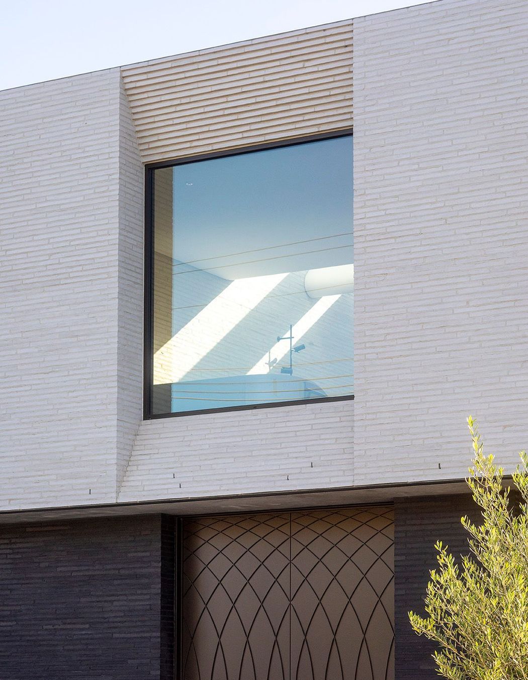 Petersen-K11-K55-brick-window-detail-Brise-House.jpg