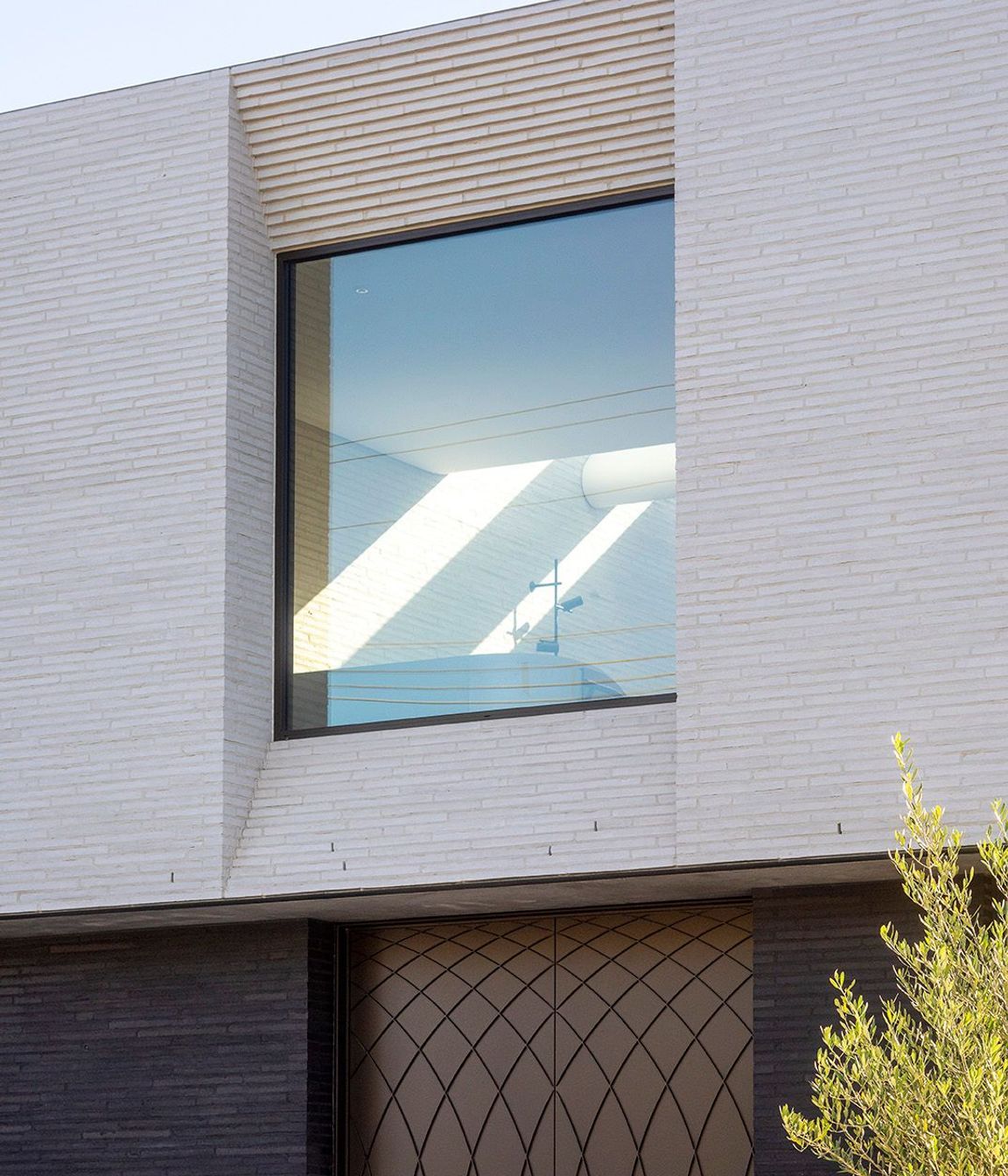 Petersen-K11-K55-brick-window-detail-Brise-House.jpg