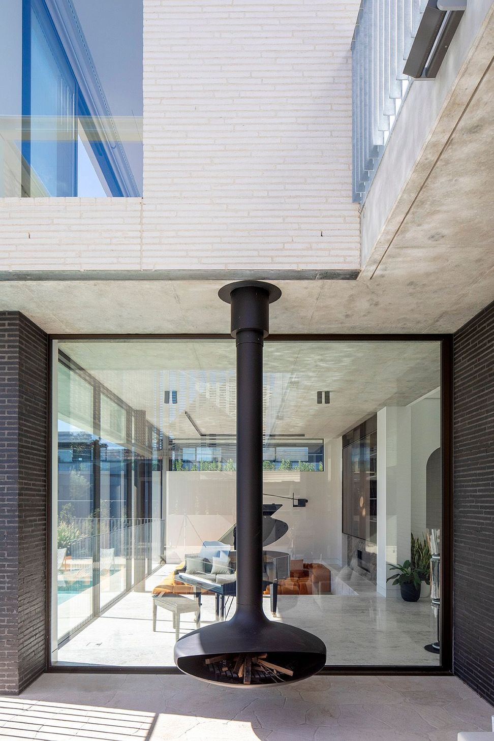 Petersen-K11-K55-bricks-Brise-House-rear-living.jpg