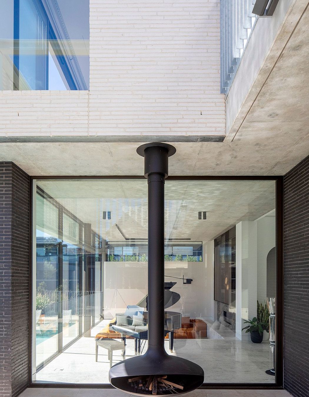 Petersen-K11-K55-bricks-Brise-House-rear-living.jpg
