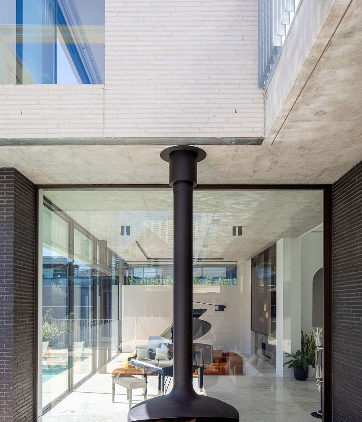 Petersen-K11-K55-bricks-Brise-House-rear-living.jpg