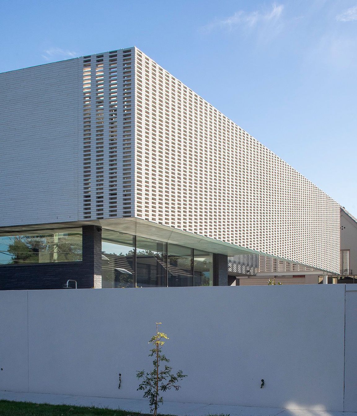Petersen-K11-bricks-Brise-House-Brise-Soleil-streetview.jpg