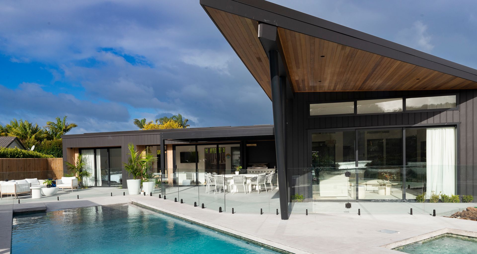 Living in luxe banner