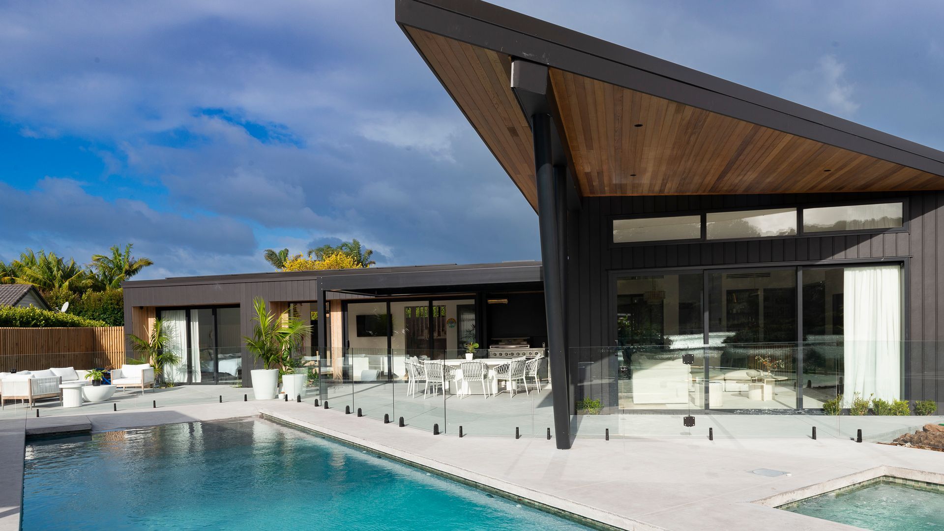 Living in luxe banner