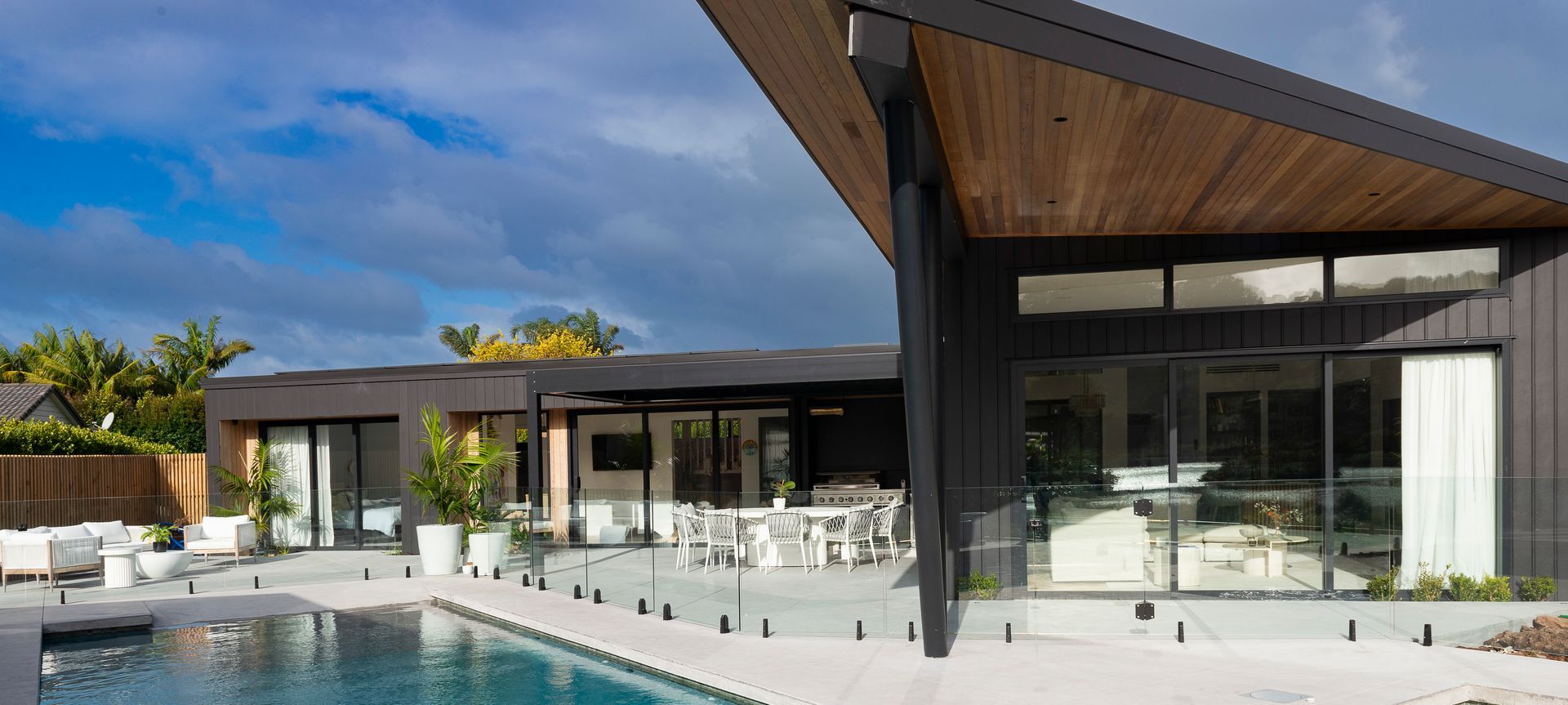 Living in luxe banner