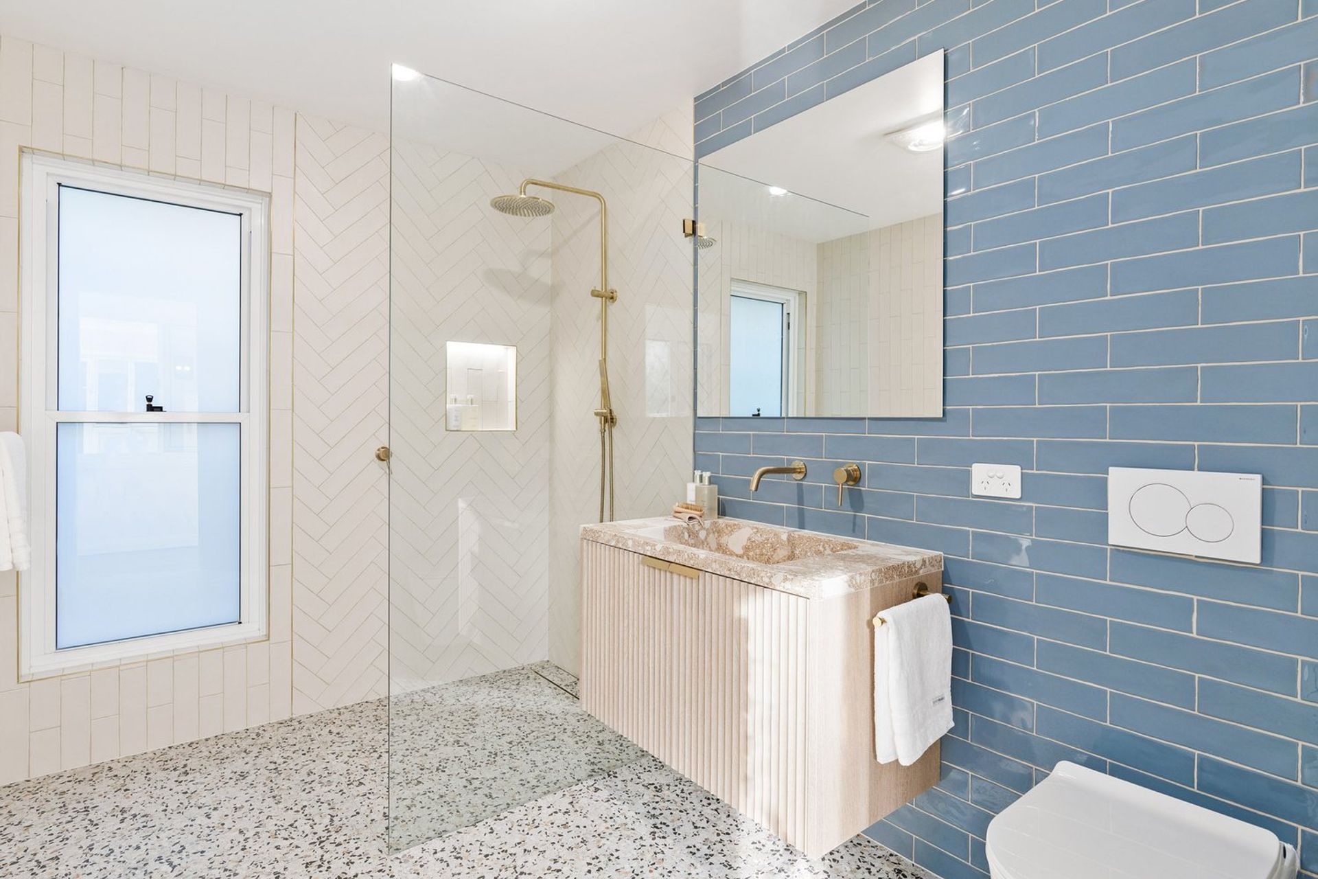 Bolton Point Residence - High End Residential