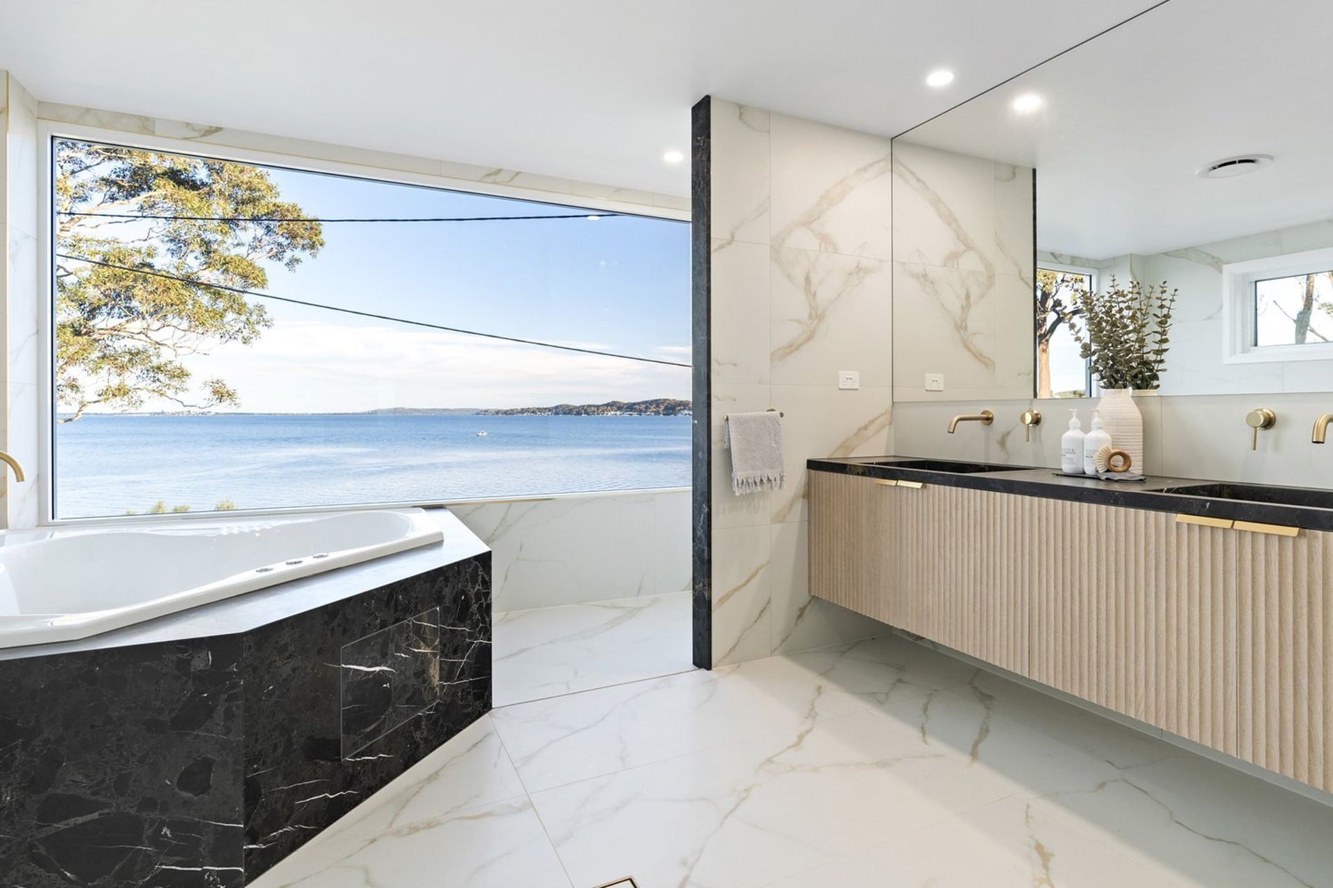 Bolton Point Residence - High End Residential
