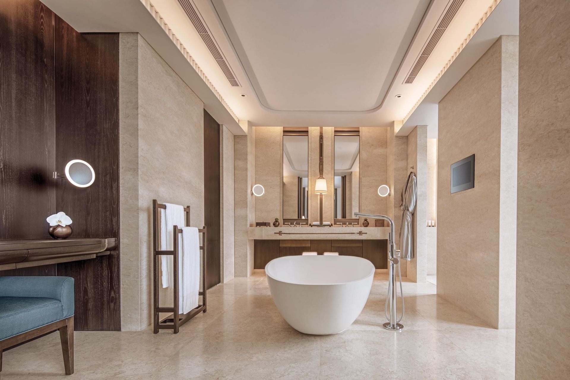 RoyalSuite-1518-Masterbath.jpg