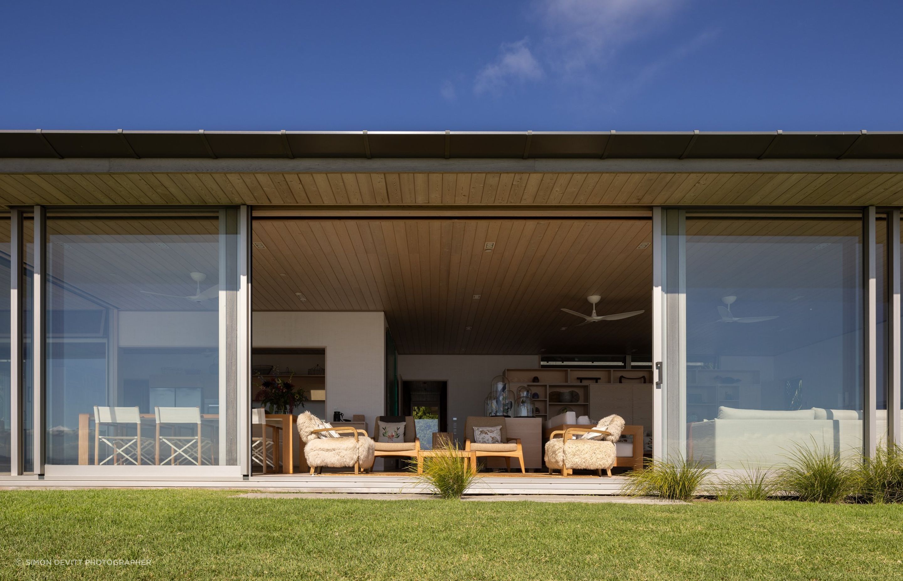 SwallowPointHouseWesternLivingRoomSimonDevitt04.jpg