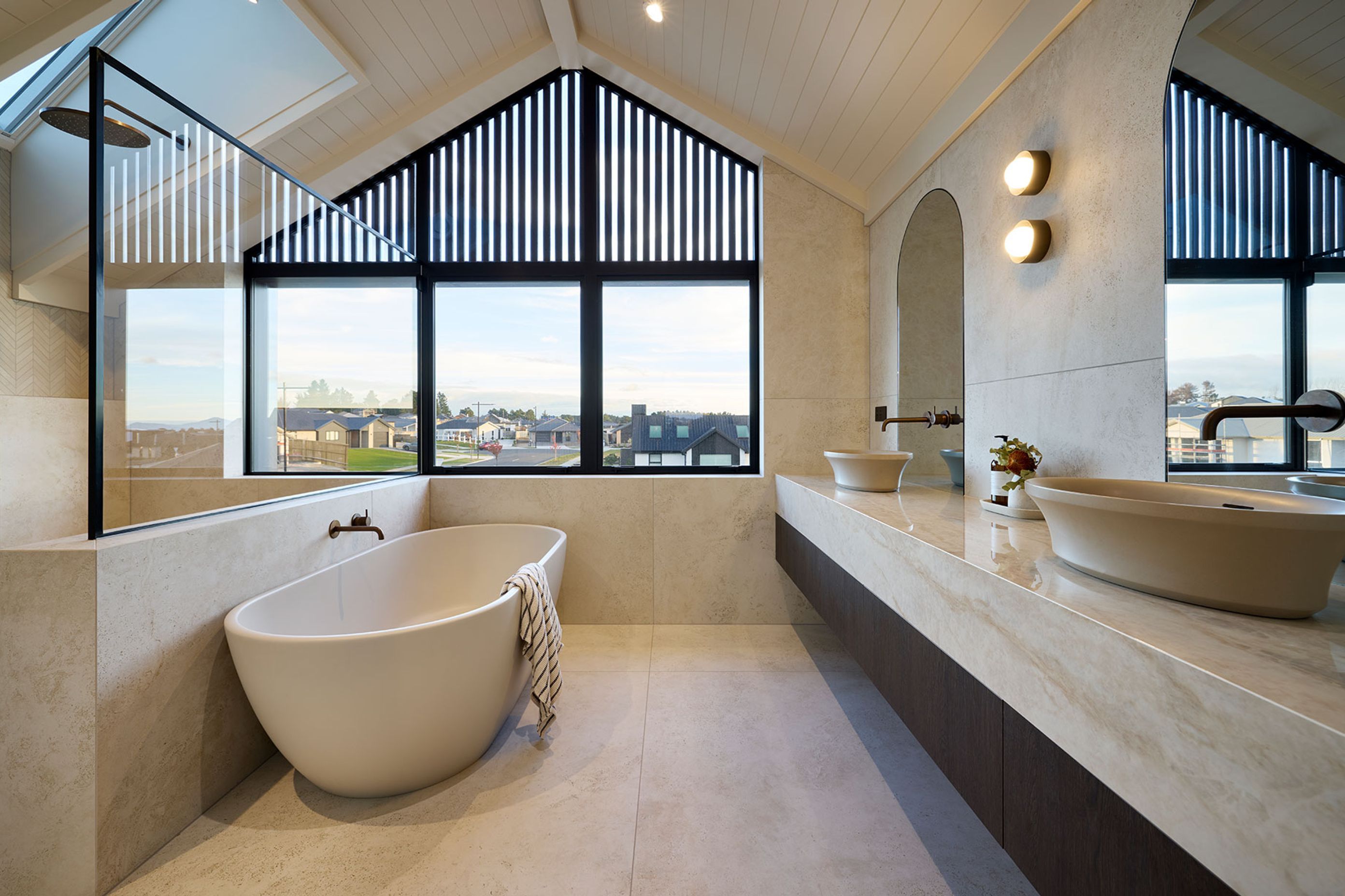 Tposhowhomemasterensuitebathtub.jpg