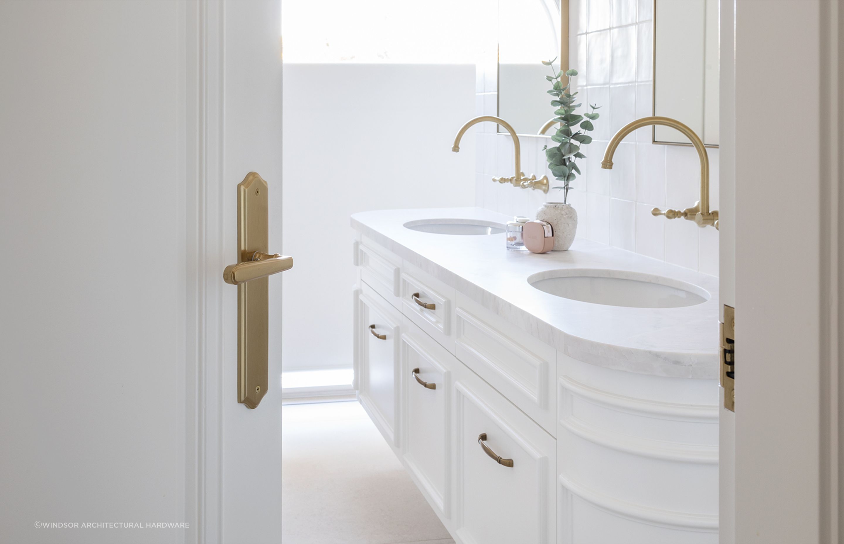 WAHVillaTradLPMSBNBBathroomKatherineSaabOatlandsSydney1920x1080px-v3.jpg