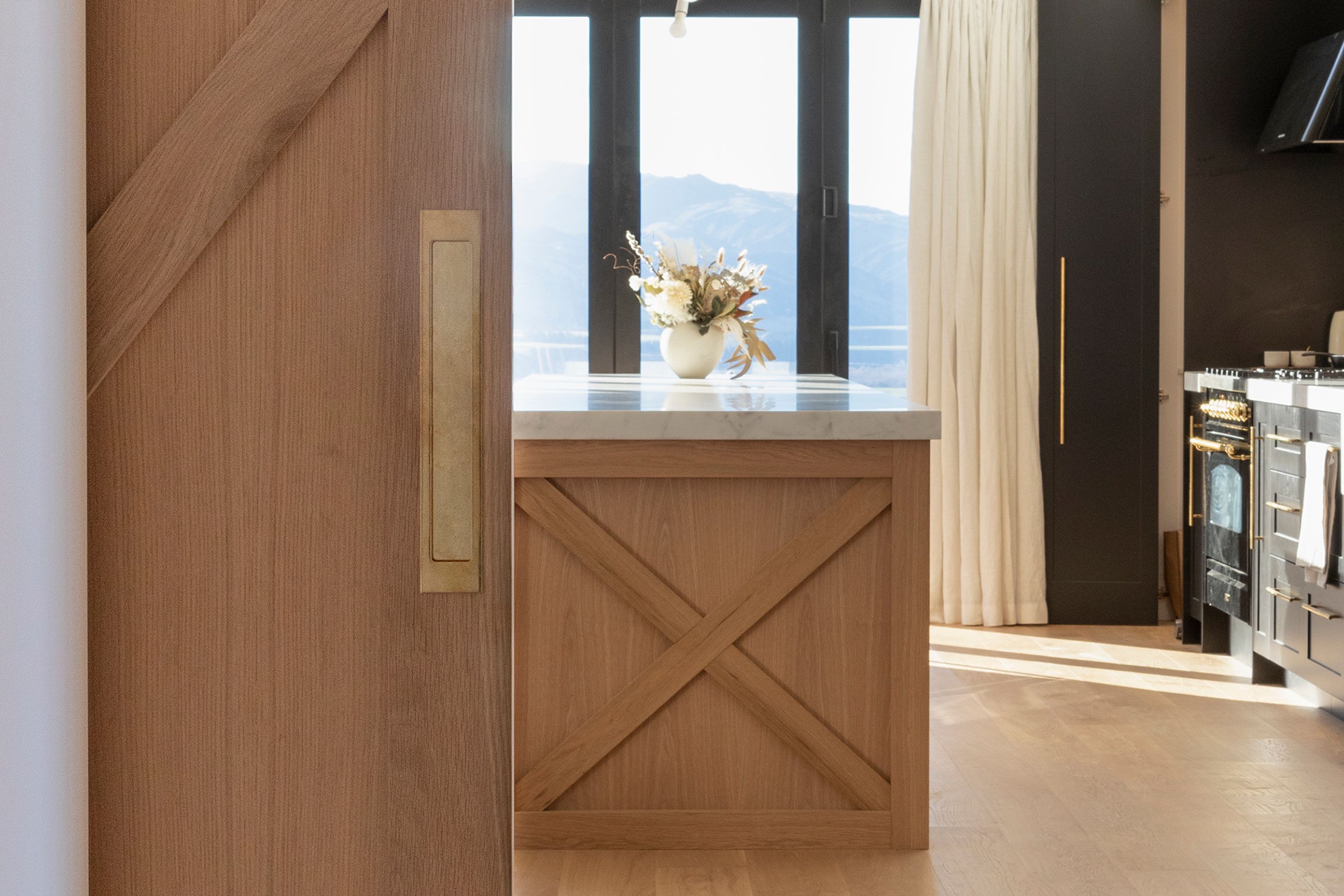 WindsorHardwareKitchenStyleBarnDoorBendigoFarmhouseWebsite.jpg