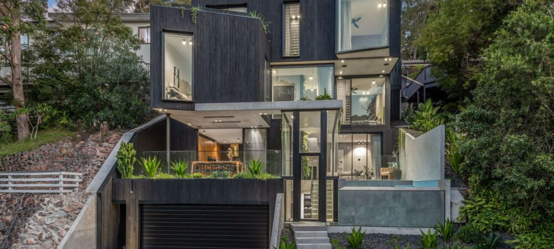 Flowerdale Avenue, Merewether banner