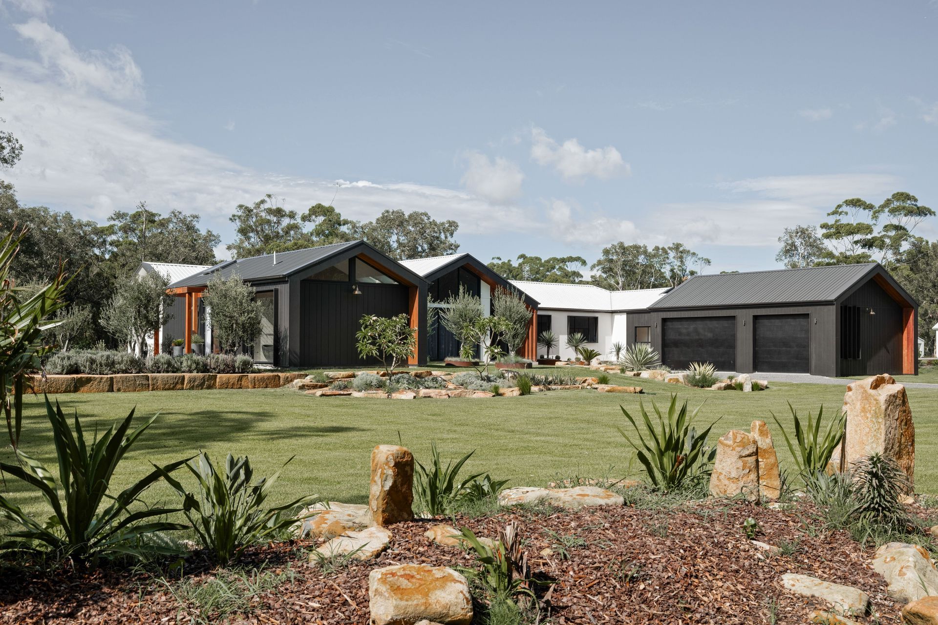 oblique-brushedconcrete-hardiefinetexture-exterior-modernfarmhouse-annabay-bakkerhomes-jameshardie-13.jpg