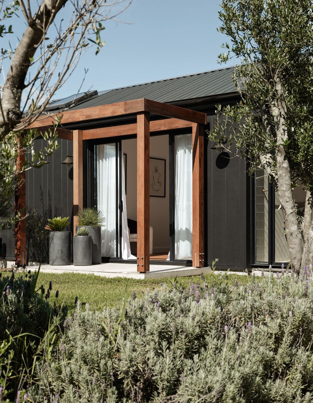 oblique-brushedconcrete-hardiefinetexture-exterior-modernfarmhouse-annabay-bakkerhomes-jameshardie-14.jpg