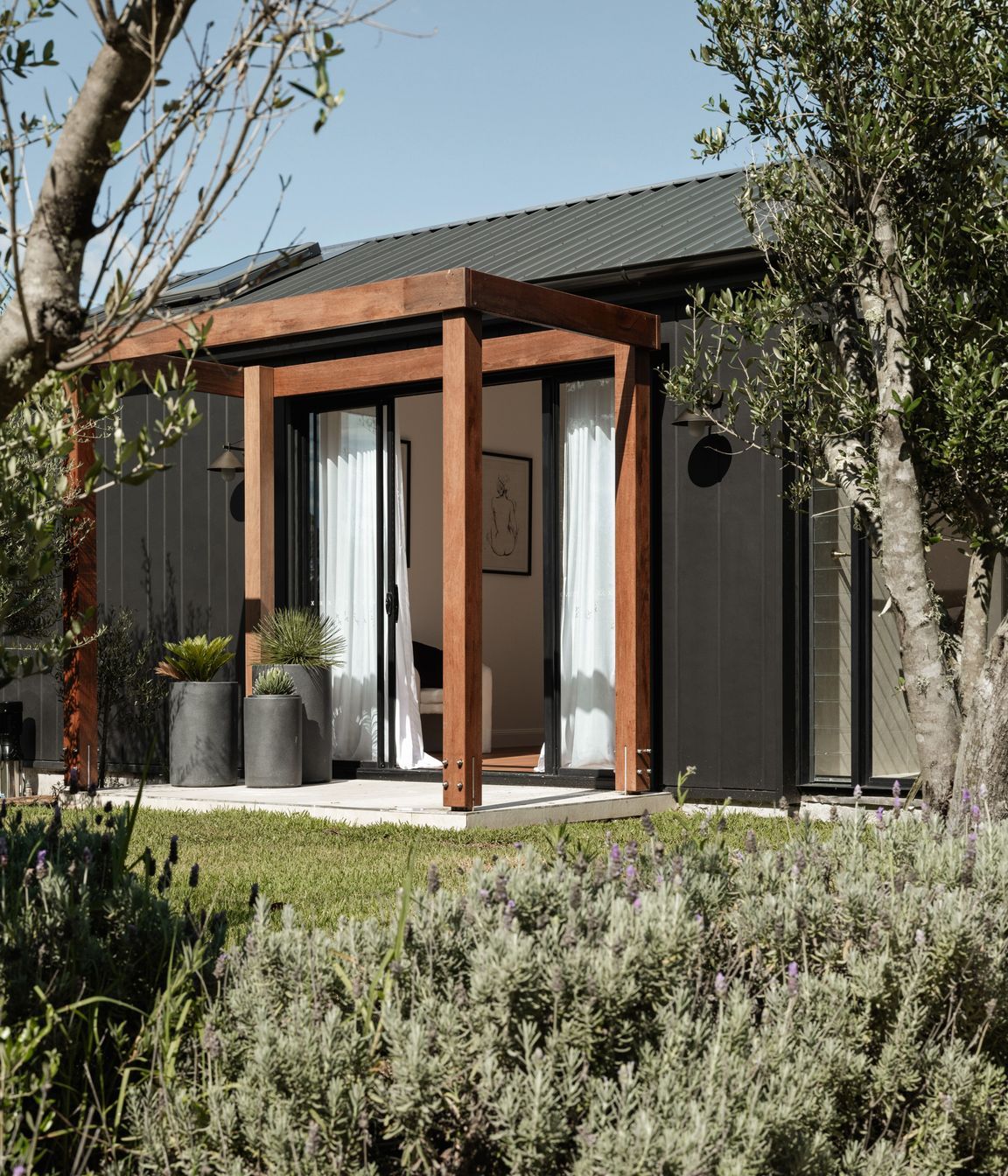 oblique-brushedconcrete-hardiefinetexture-exterior-modernfarmhouse-annabay-bakkerhomes-jameshardie-14.jpg