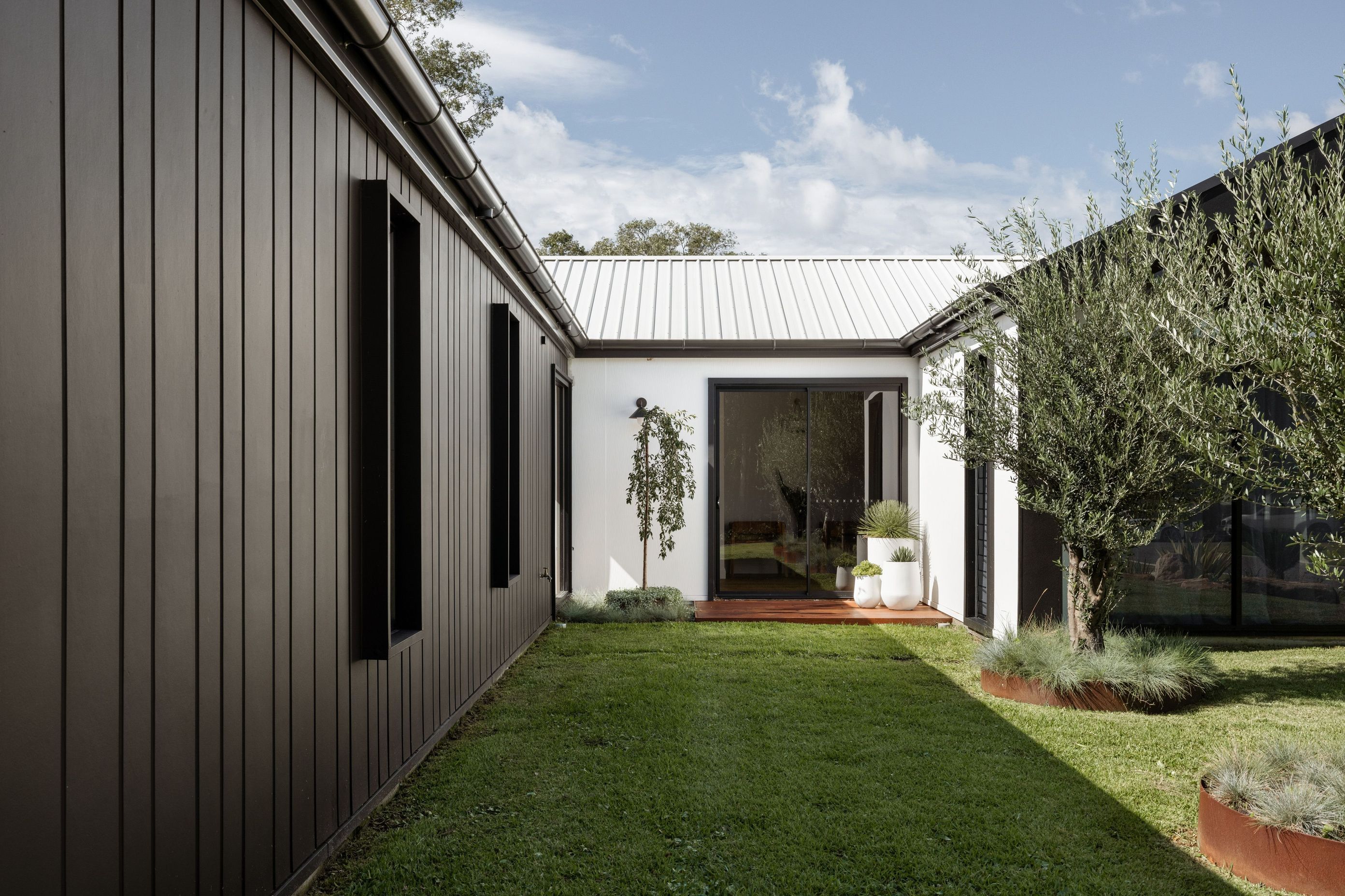 oblique-brushedconcrete-hardiefinetexture-exterior-modernfarmhouse-annabay-bakkerhomes-jameshardie-16.jpg