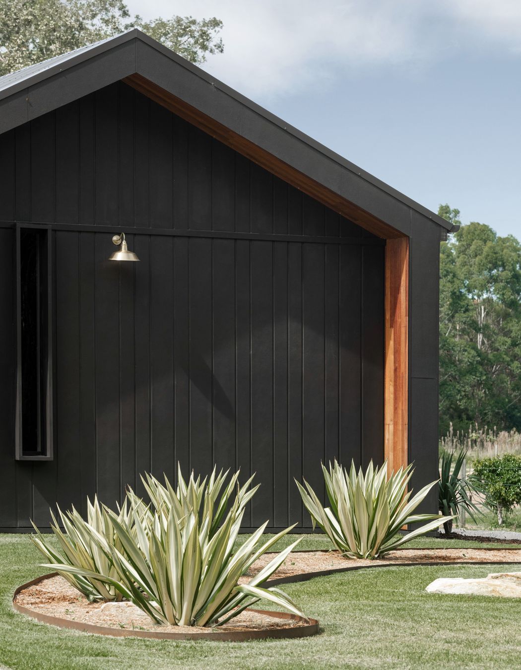 oblique-brushedconcrete-hardiefinetexture-exterior-modernfarmhouse-annabay-bakkerhomes-jameshardie-23.jpg