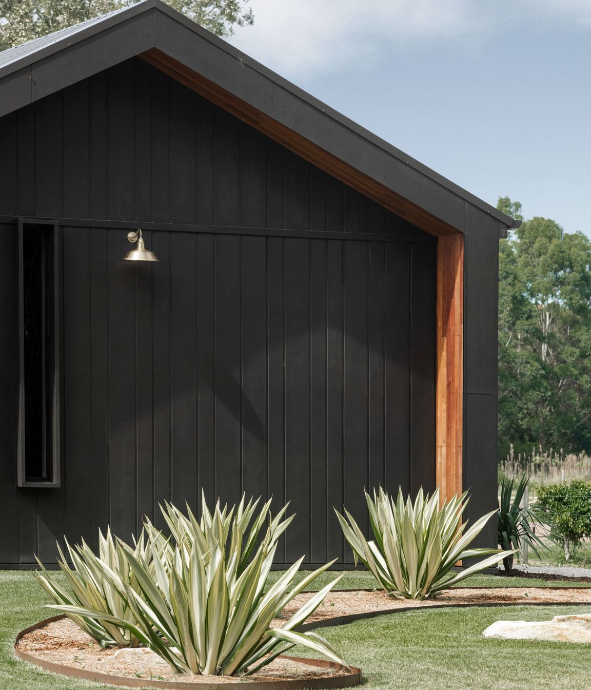oblique-brushedconcrete-hardiefinetexture-exterior-modernfarmhouse-annabay-bakkerhomes-jameshardie-23.jpg