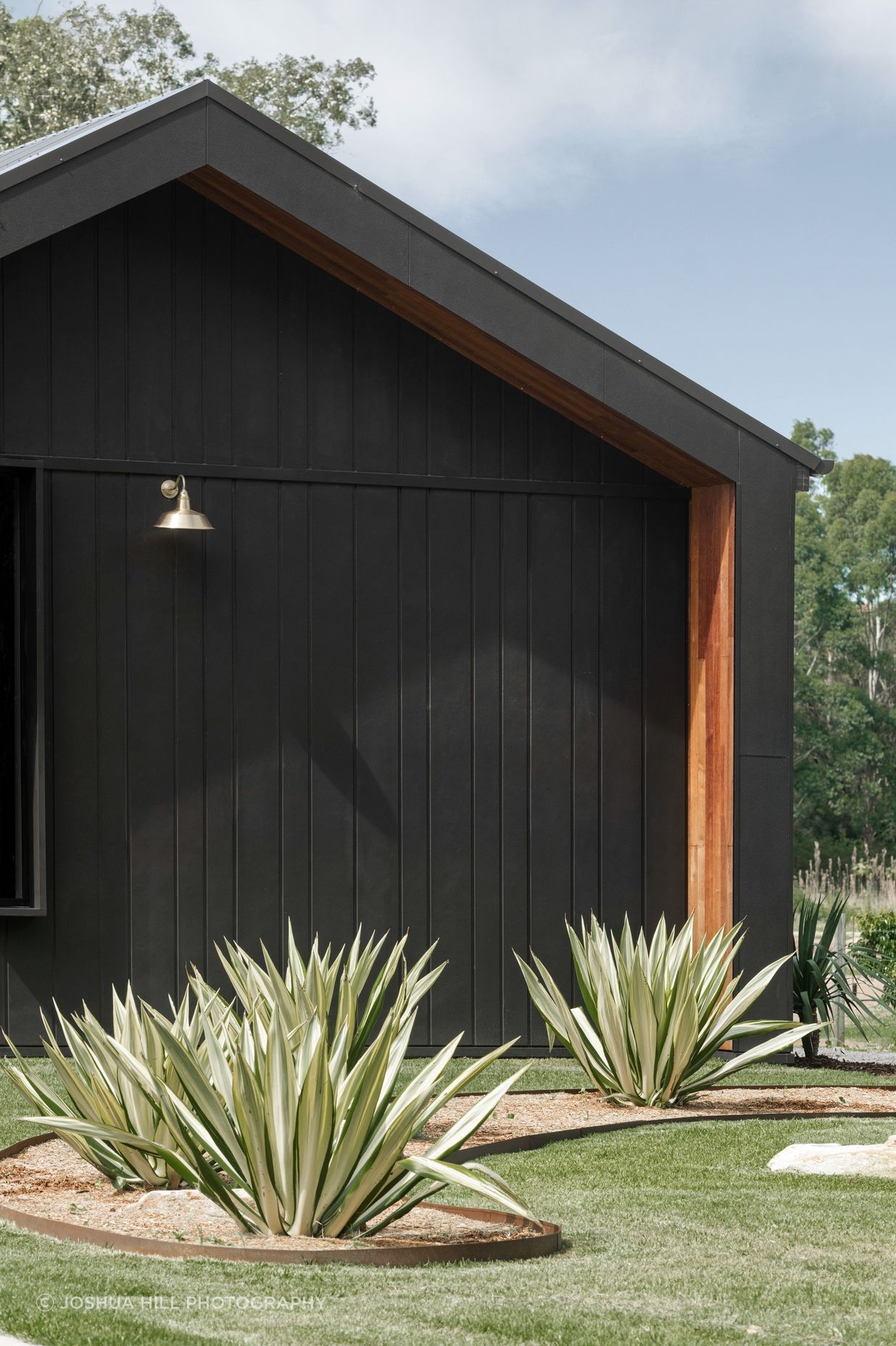oblique-brushedconcrete-hardiefinetexture-exterior-modernfarmhouse-annabay-bakkerhomes-jameshardie-23.jpg