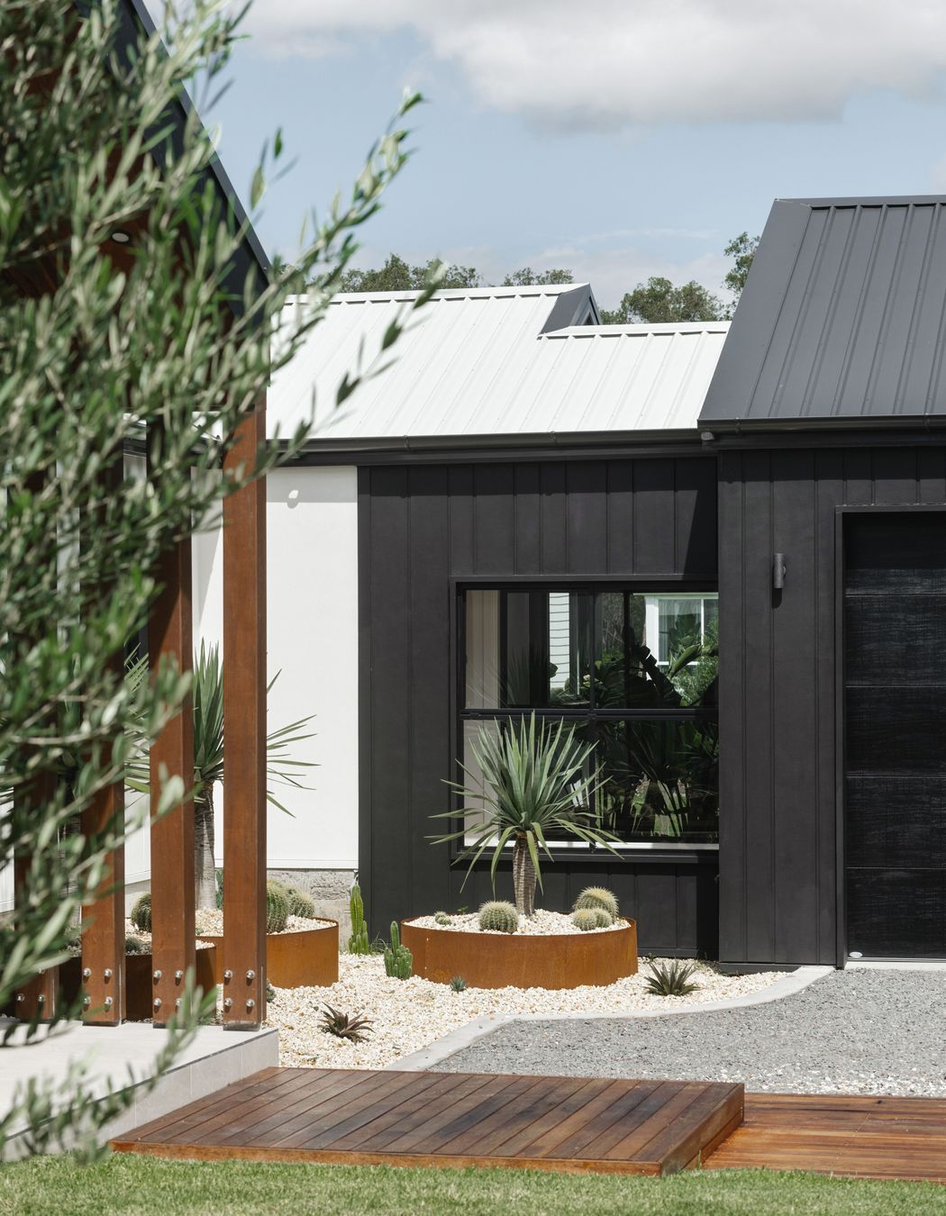 oblique-brushedconcrete-hardiefinetexture-exterior-modernfarmhouse-annabay-bakkerhomes-jameshardie-28.jpg