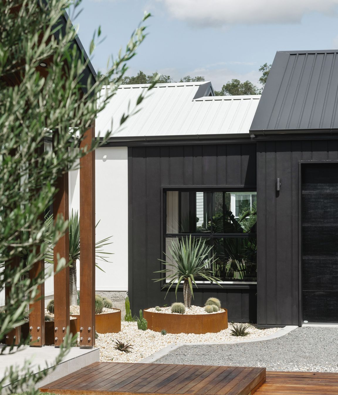 oblique-brushedconcrete-hardiefinetexture-exterior-modernfarmhouse-annabay-bakkerhomes-jameshardie-28.jpg