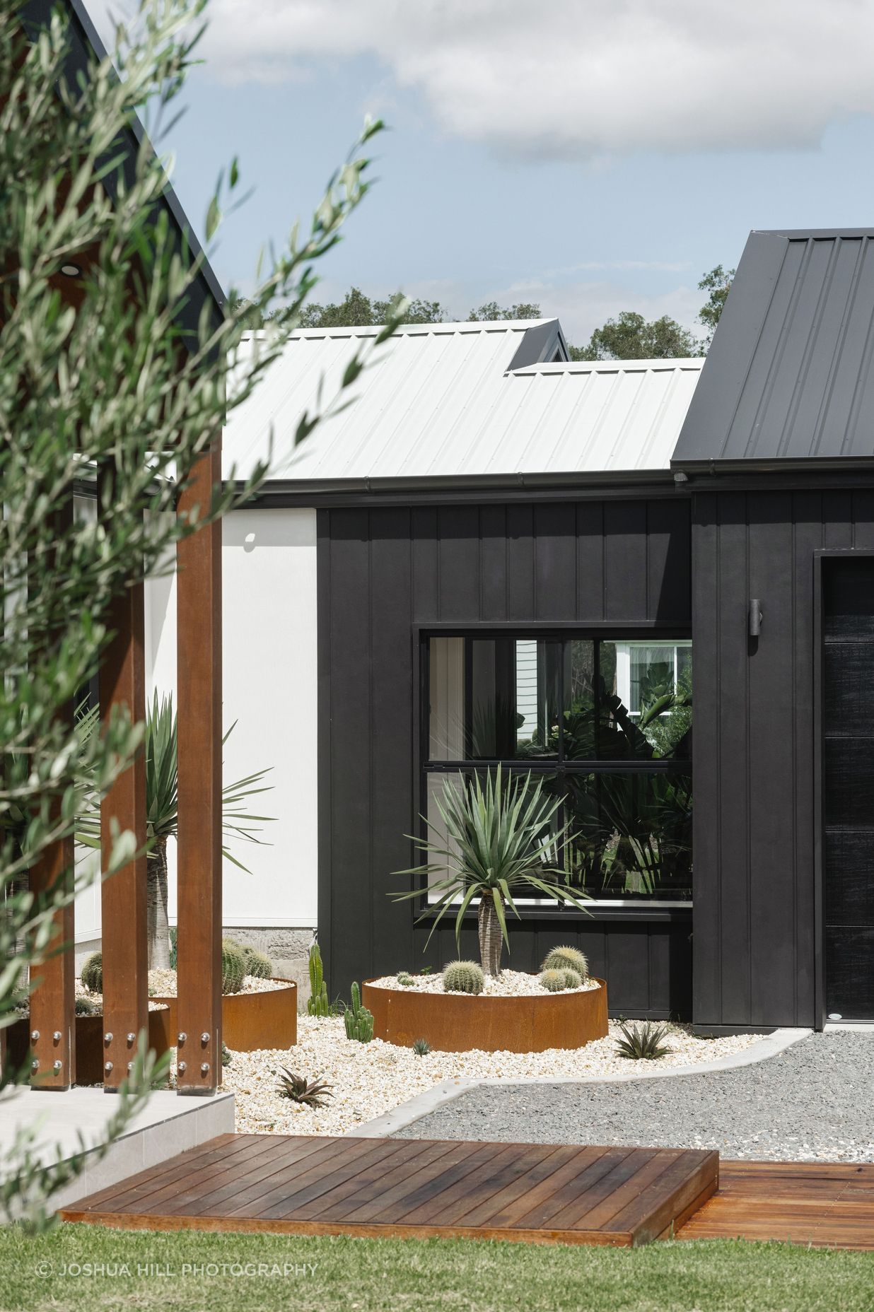 oblique-brushedconcrete-hardiefinetexture-exterior-modernfarmhouse-annabay-bakkerhomes-jameshardie-28.jpg