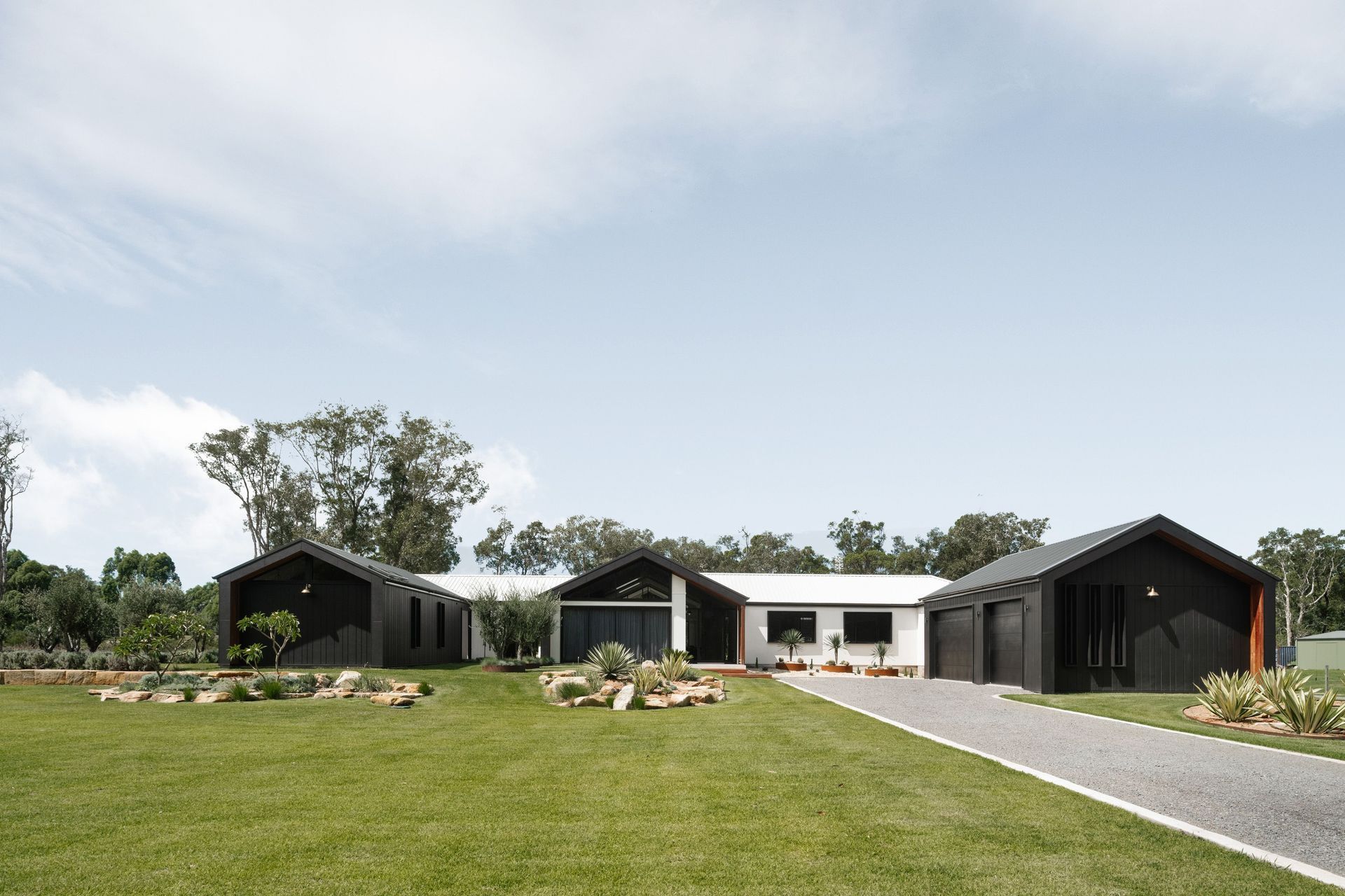 oblique-brushedconcrete-hardiefinetexture-exterior-modernfarmhouse-annabay-bakkerhomes-jameshardie-32.jpg
