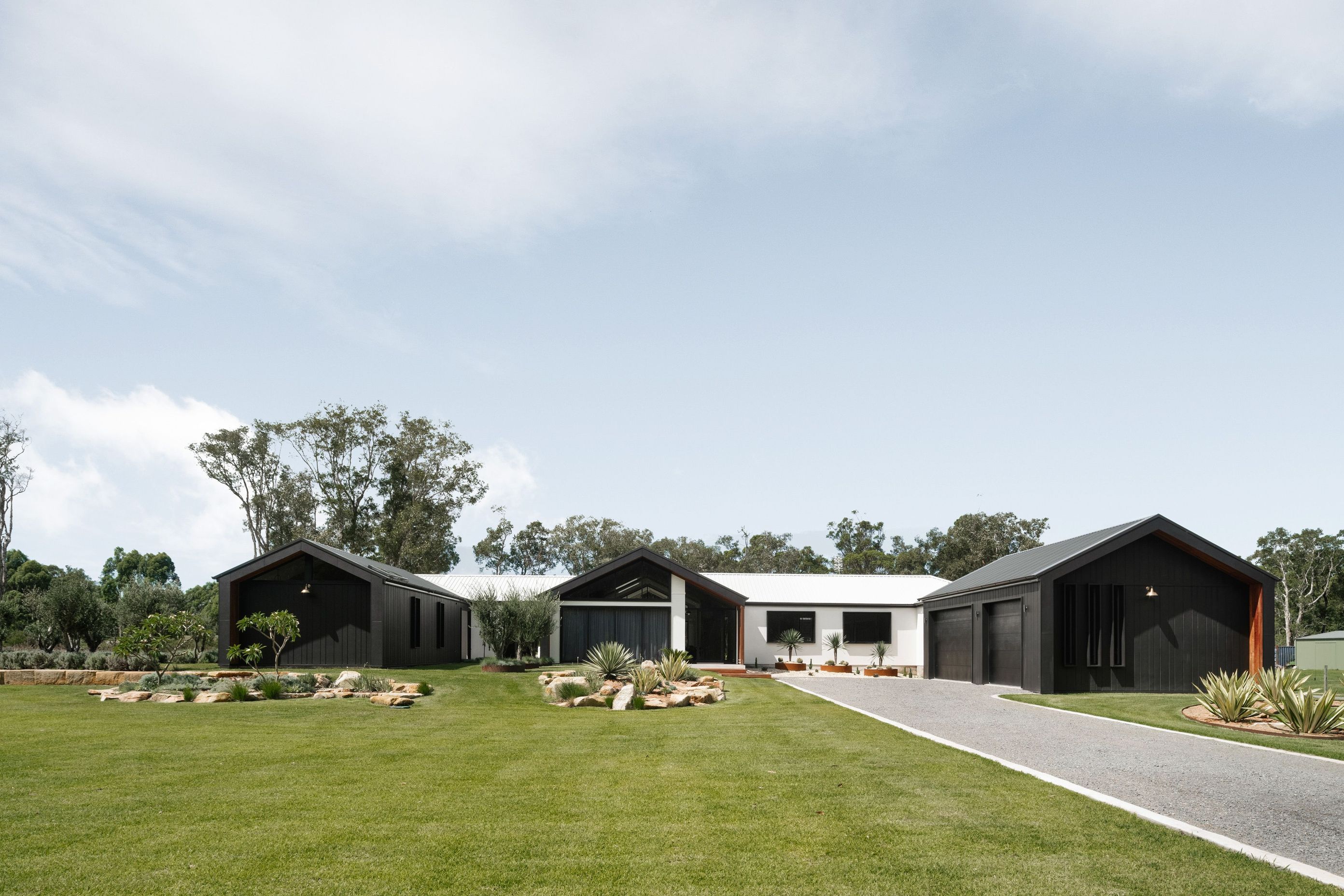 oblique-brushedconcrete-hardiefinetexture-exterior-modernfarmhouse-annabay-bakkerhomes-jameshardie-32.jpg