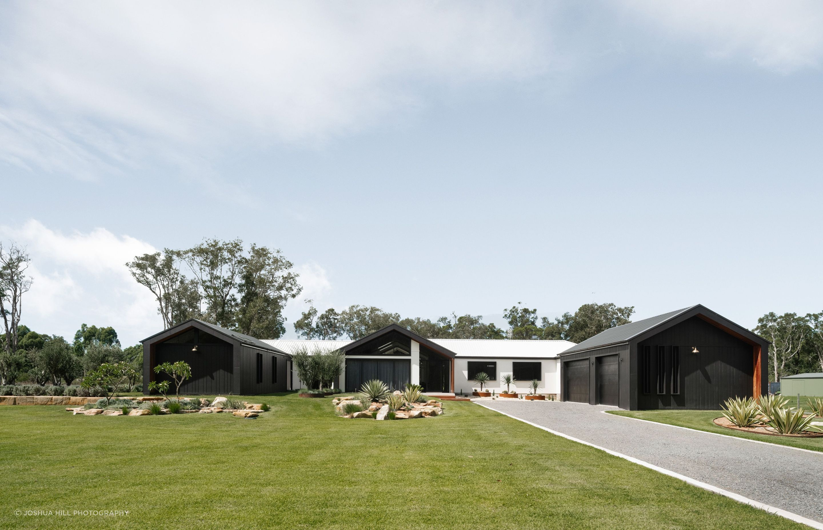 oblique-brushedconcrete-hardiefinetexture-exterior-modernfarmhouse-annabay-bakkerhomes-jameshardie-32.jpg