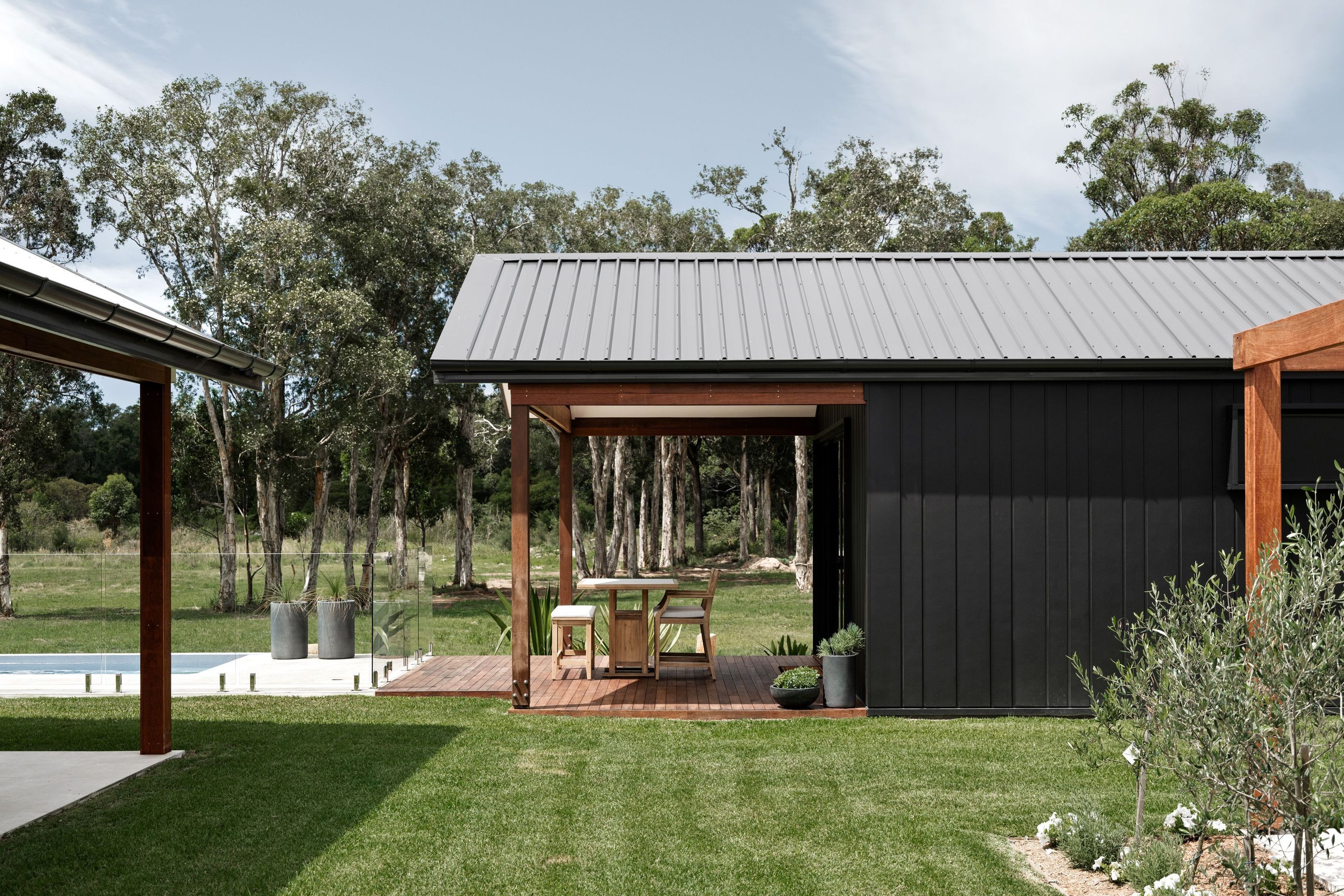 oblique-brushedconcrete-hardiefinetexture-exterior-modernfarmhouse-annabay-bakkerhomes-jameshardie-39.jpg