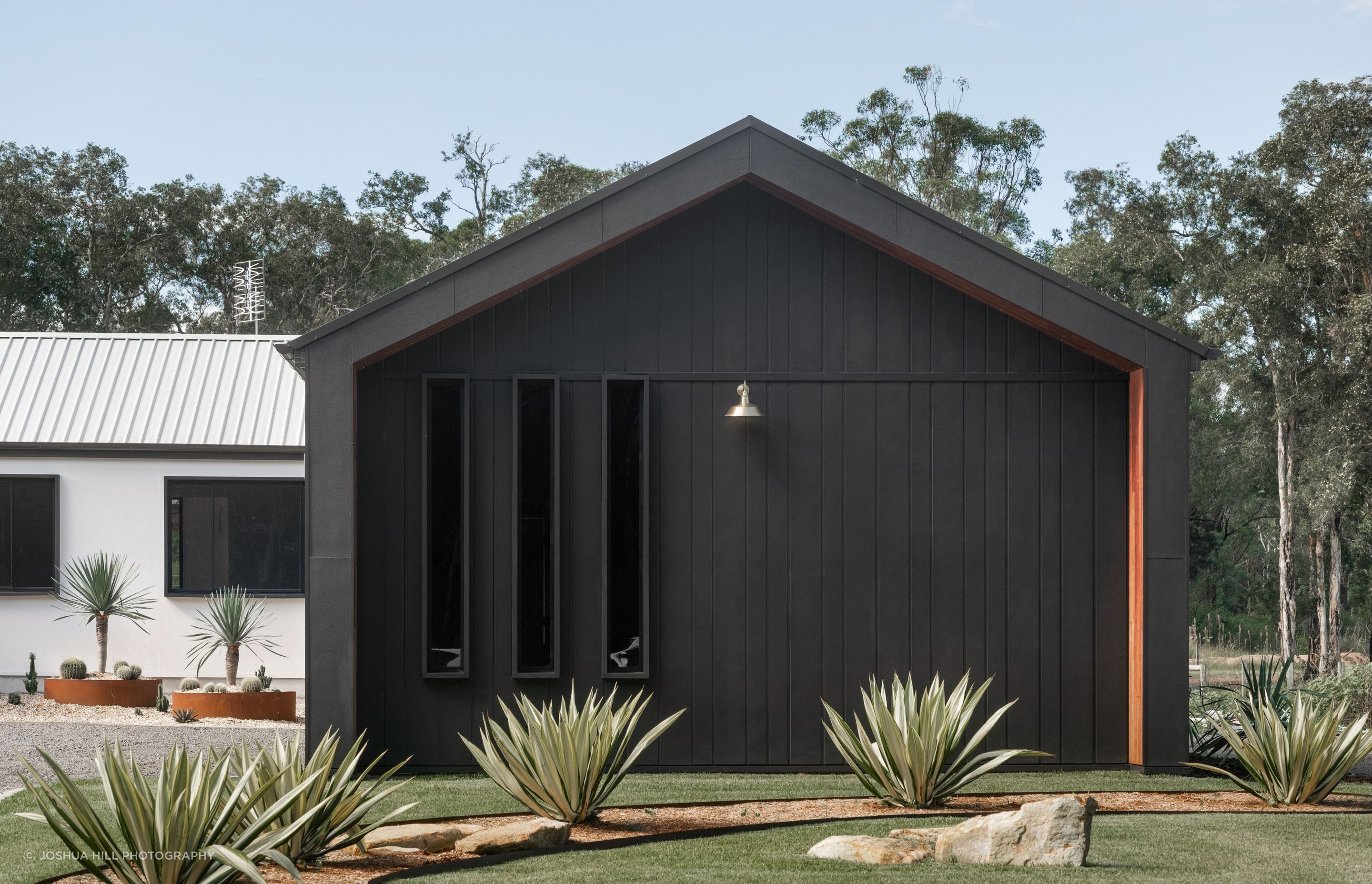 oblique-brushedconcrete-hardiefinetexture-exterior-modernfarmhouse-annabay-bakkerhomes-jameshardie-6.jpg