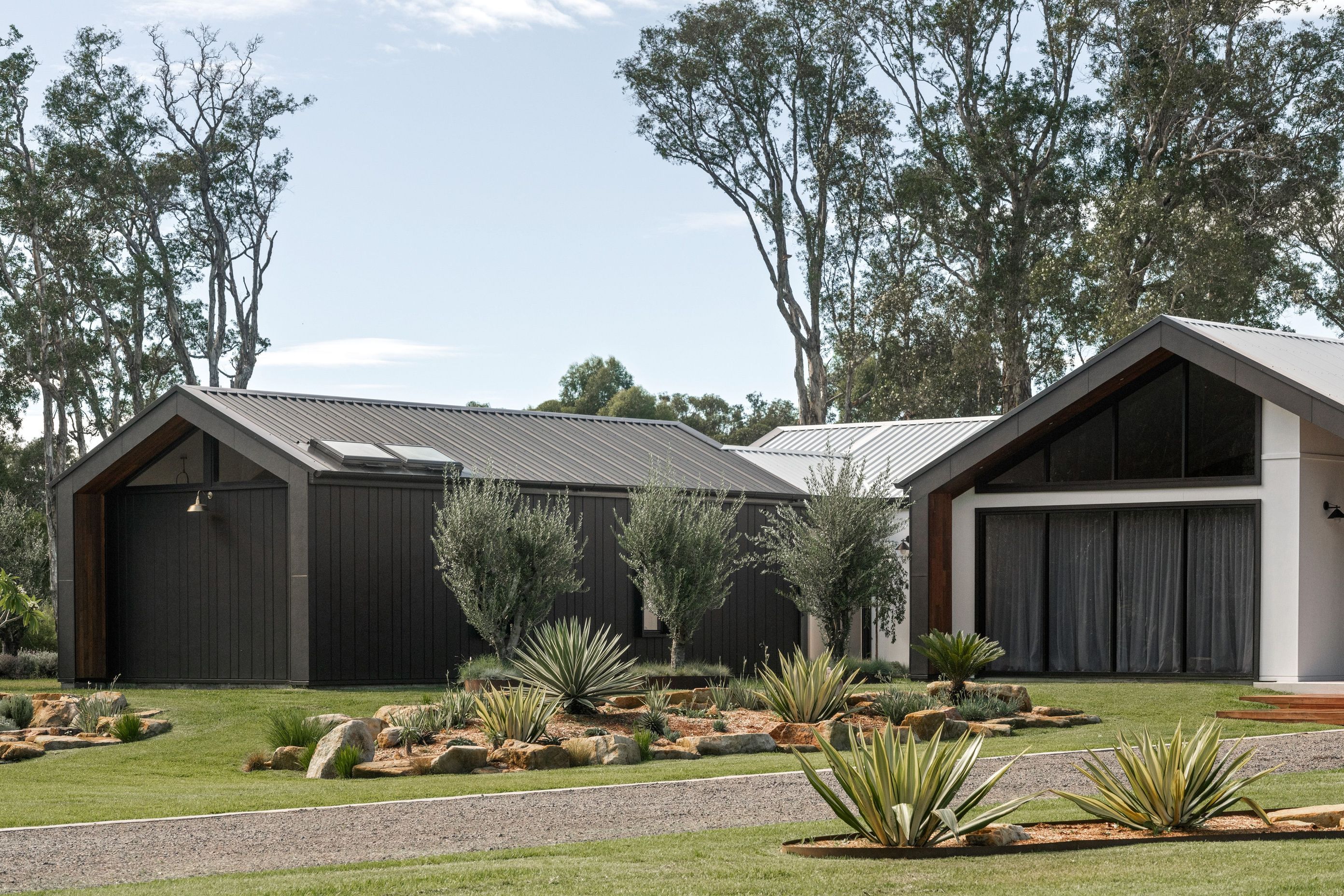 oblique-brushedconcrete-hardiefinetexture-exterior-modernfarmhouse-annabay-bakkerhomes-jameshardie-7.jpg