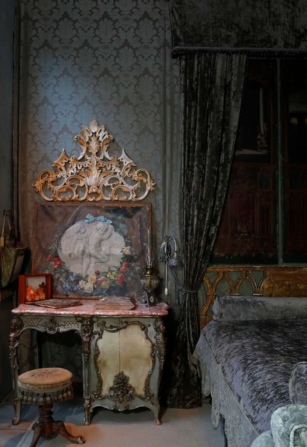 vintage-elegant-bedroom-antique-interior-designwebp-ap-compressed-v3.jpg