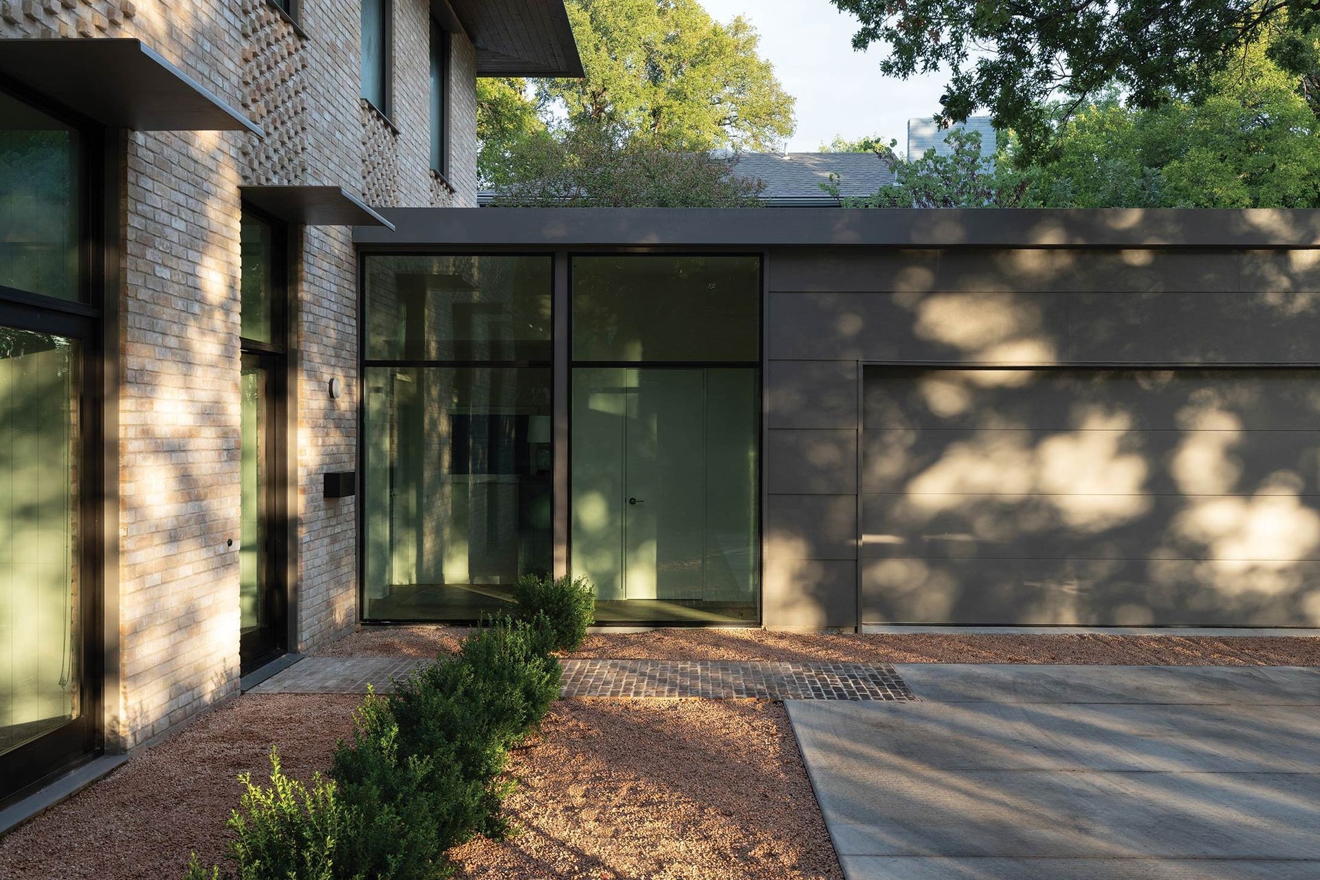 18ForestParkCuppettKilpatrickArchitectureandInteriorDesignaustin-tx-modern-entryway-subtle-garage-door-glass-panes-steel-overhangs.jpg