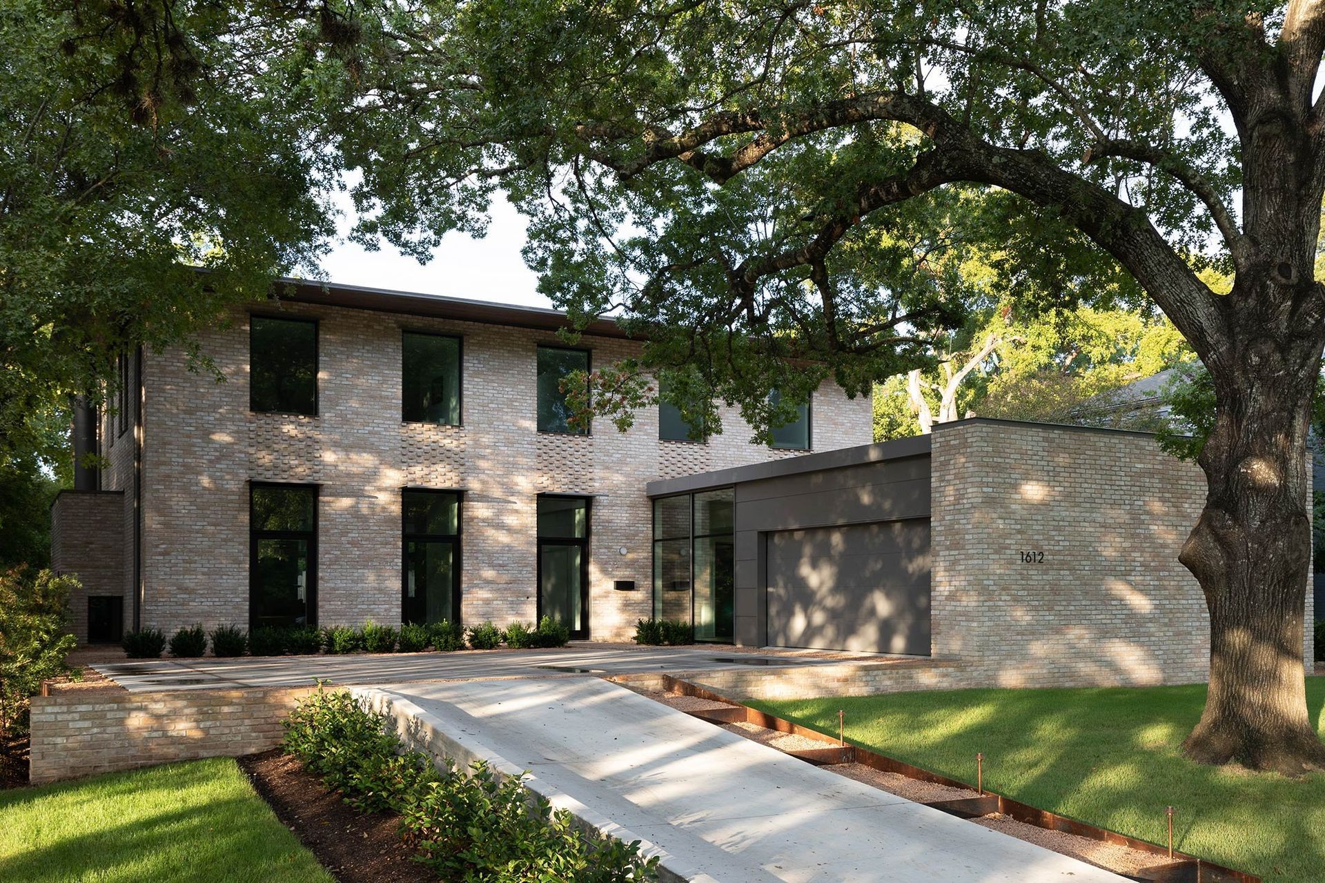 19ForestParkCuppettKilpatrickArchitectureandInteriorDesignaustin-tx-modern-house-exterior-street-view.jpg