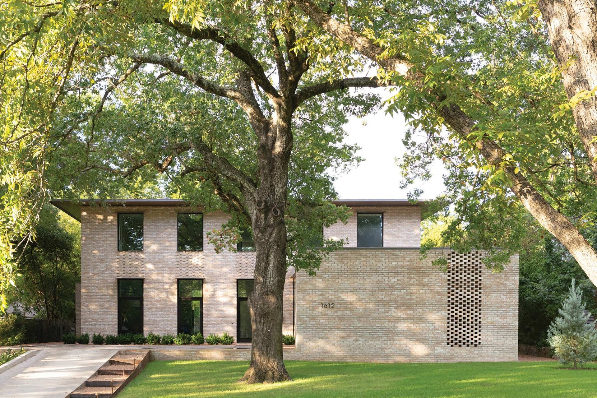 1ForestParkCuppettKilpatrickArchitectureandInteriorDesignaustin-tx-modern-brick-home-bris-seleil-design-windows-1.jpg