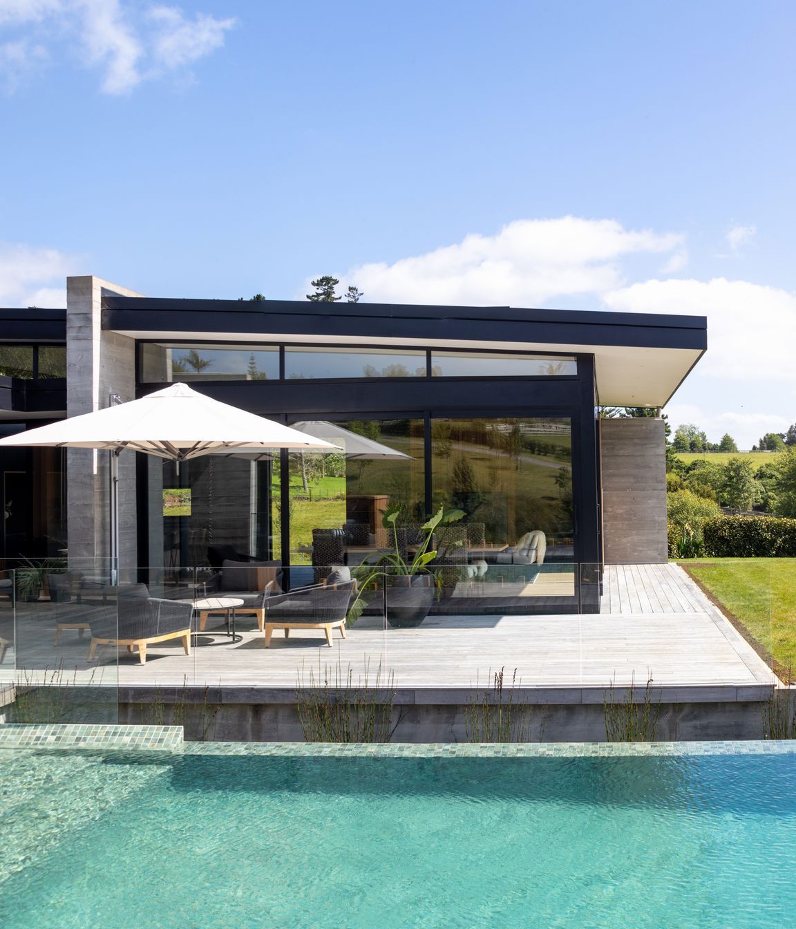 The living area covered by generous overhangs and extensive glazing, provides an easy flow between inside and out and maximises the view.