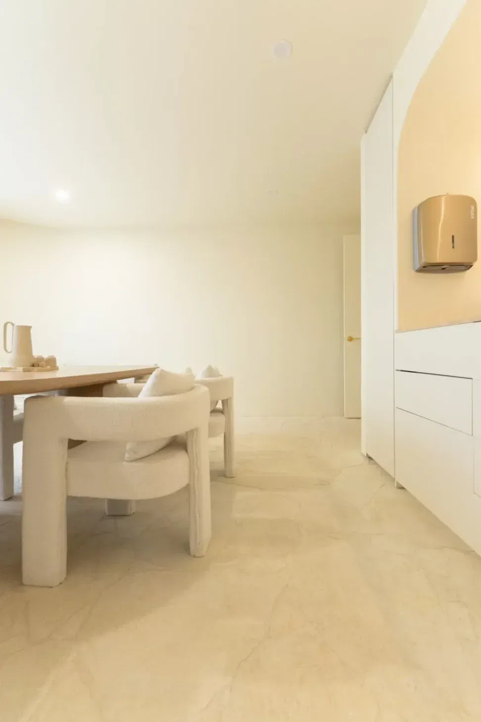 CREMANOVELDASANDBLASTEDLIMESTONECRAZYPAVINGRMSTRADERSNATURALSTONESUPPLIERMELBOURNE-15-1024x1536.webp
