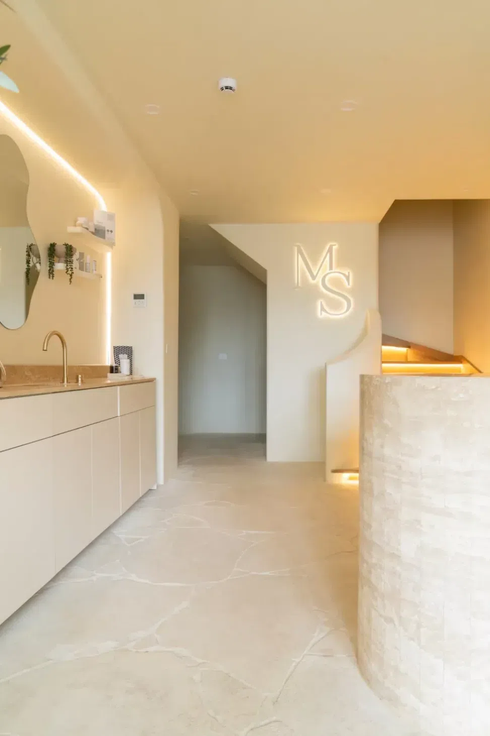 CREMANOVELDASANDBLASTEDLIMESTONECRAZYPAVINGRMSTRADERSNATURALSTONESUPPLIERMELBOURNE-7-1024x1536.webp