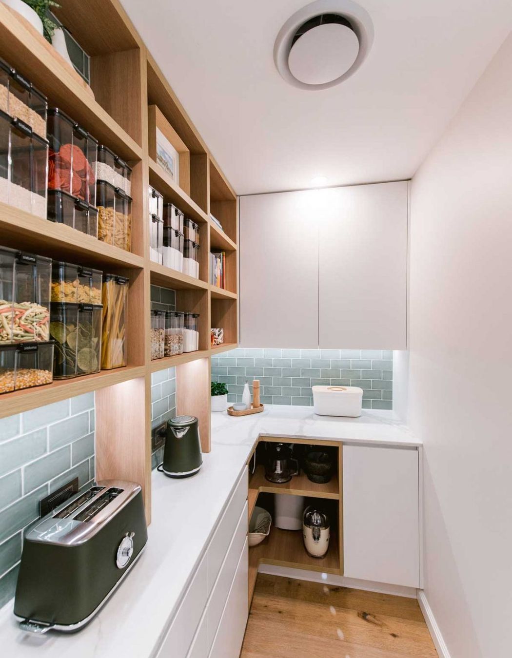 007-Modern-kitchen-design-with-butlers-pantry-timber-shelving-Mosman-1084x1629.jpg