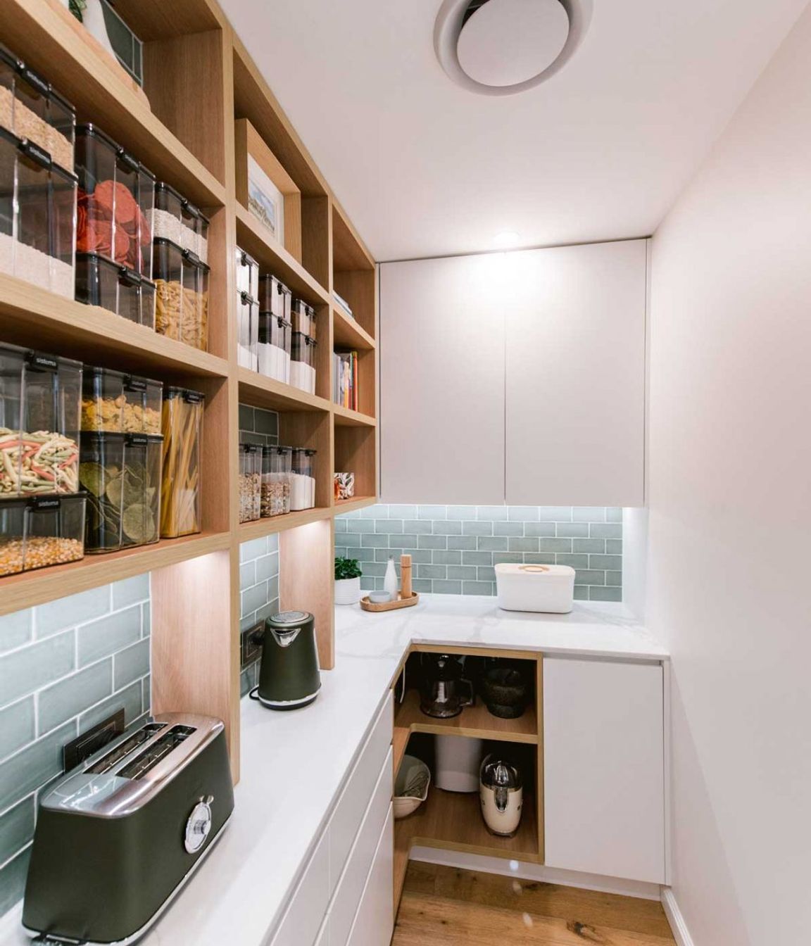 007-Modern-kitchen-design-with-butlers-pantry-timber-shelving-Mosman-1084x1629.jpg