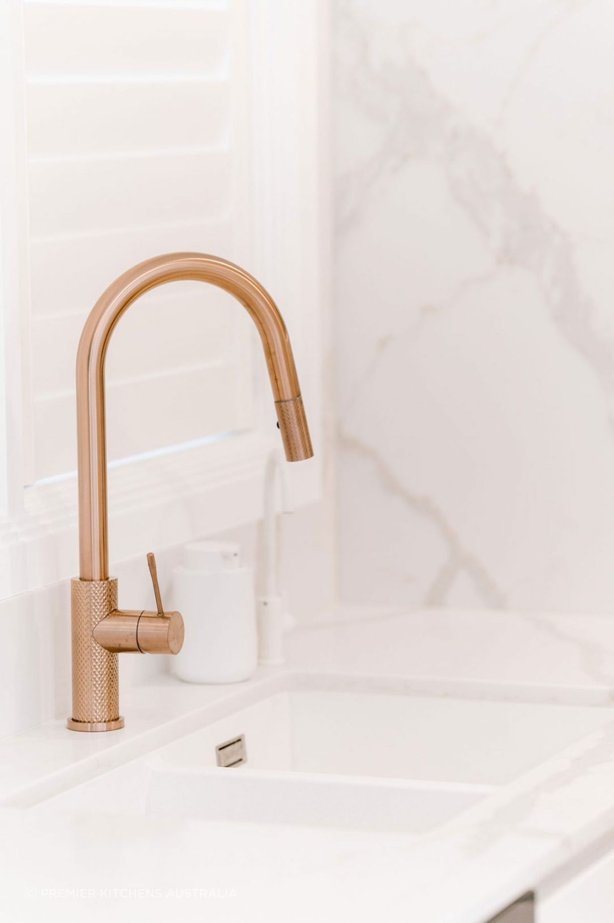 018-Modern-Kitchen-with-brass-tapware-Mosman-1084x1629.jpg