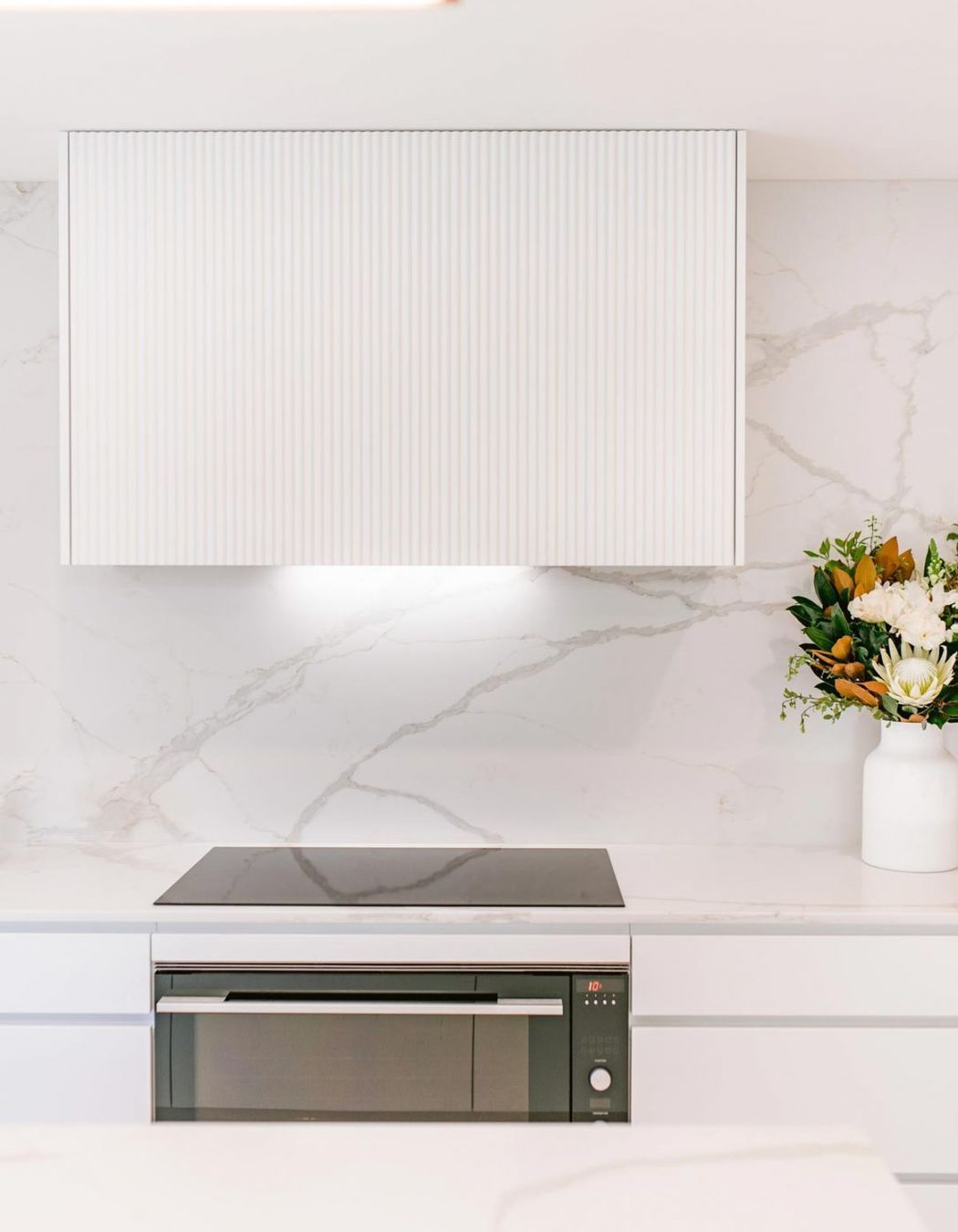 023-Modern-kitchen-with-miele-oven-and-rangehood-Mosman-1084x1629.jpg