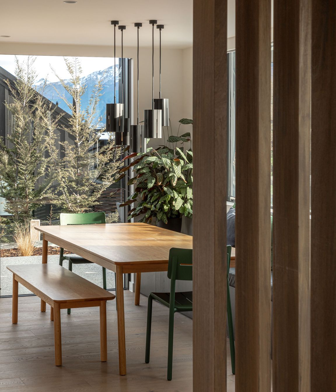 Timber fins partially enclose the dining space