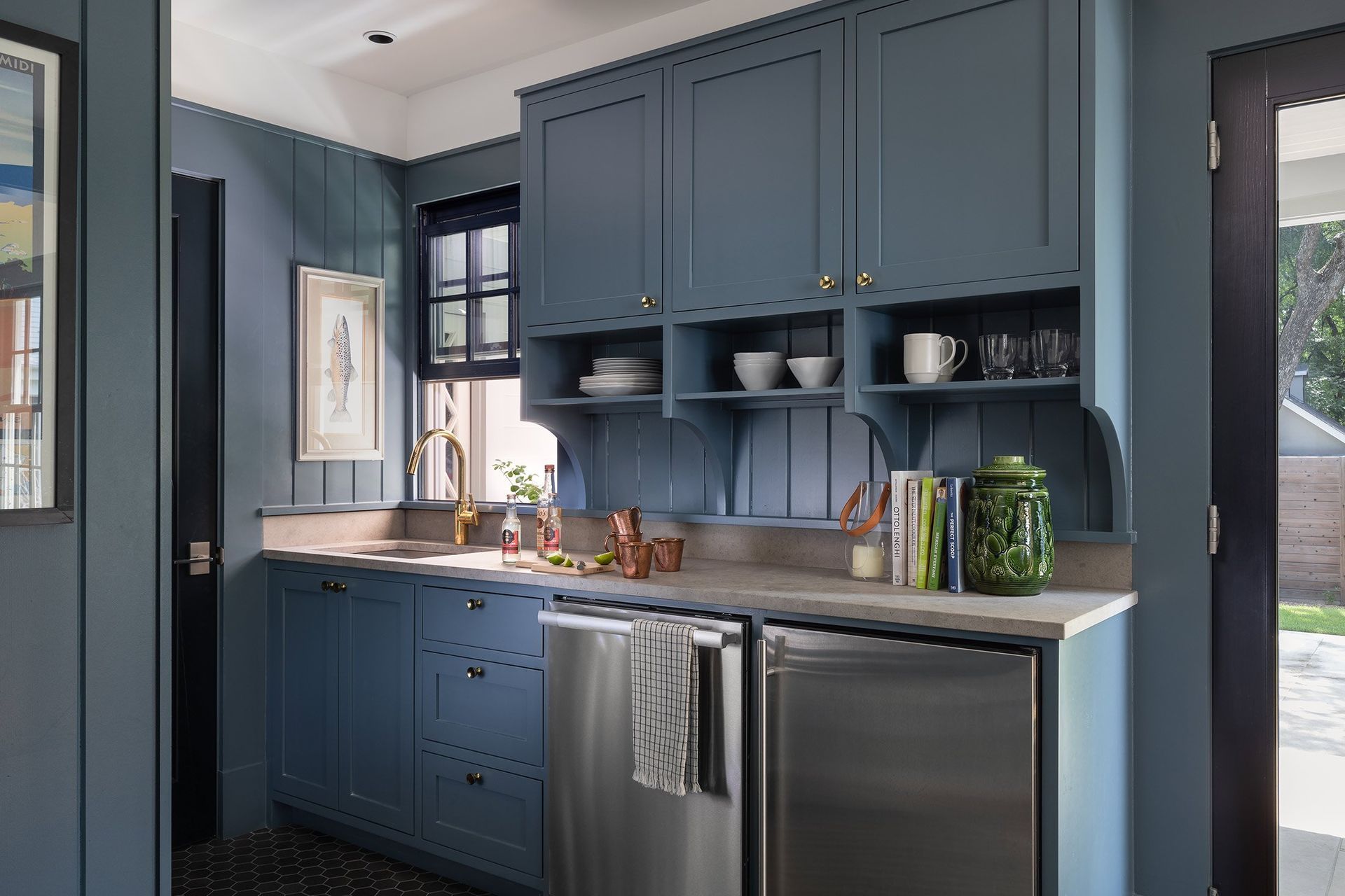 12GriswoldCuppettKilpatrickArchitectureandInteriorDesignaustin-tx-kitchen-navy-cabinets-brass-details.jpg